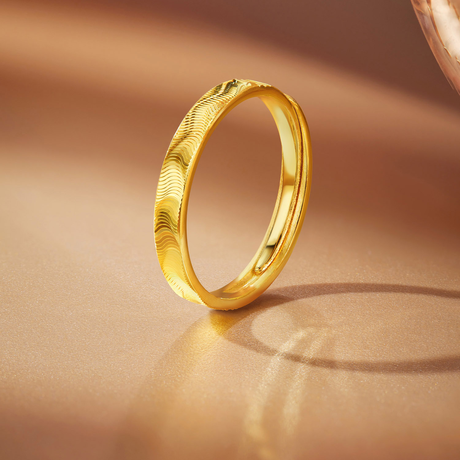 【店庆特惠】六福珠宝电光波浪纹黄金戒指男女时尚实心情侣对戒计价L07G0008DS