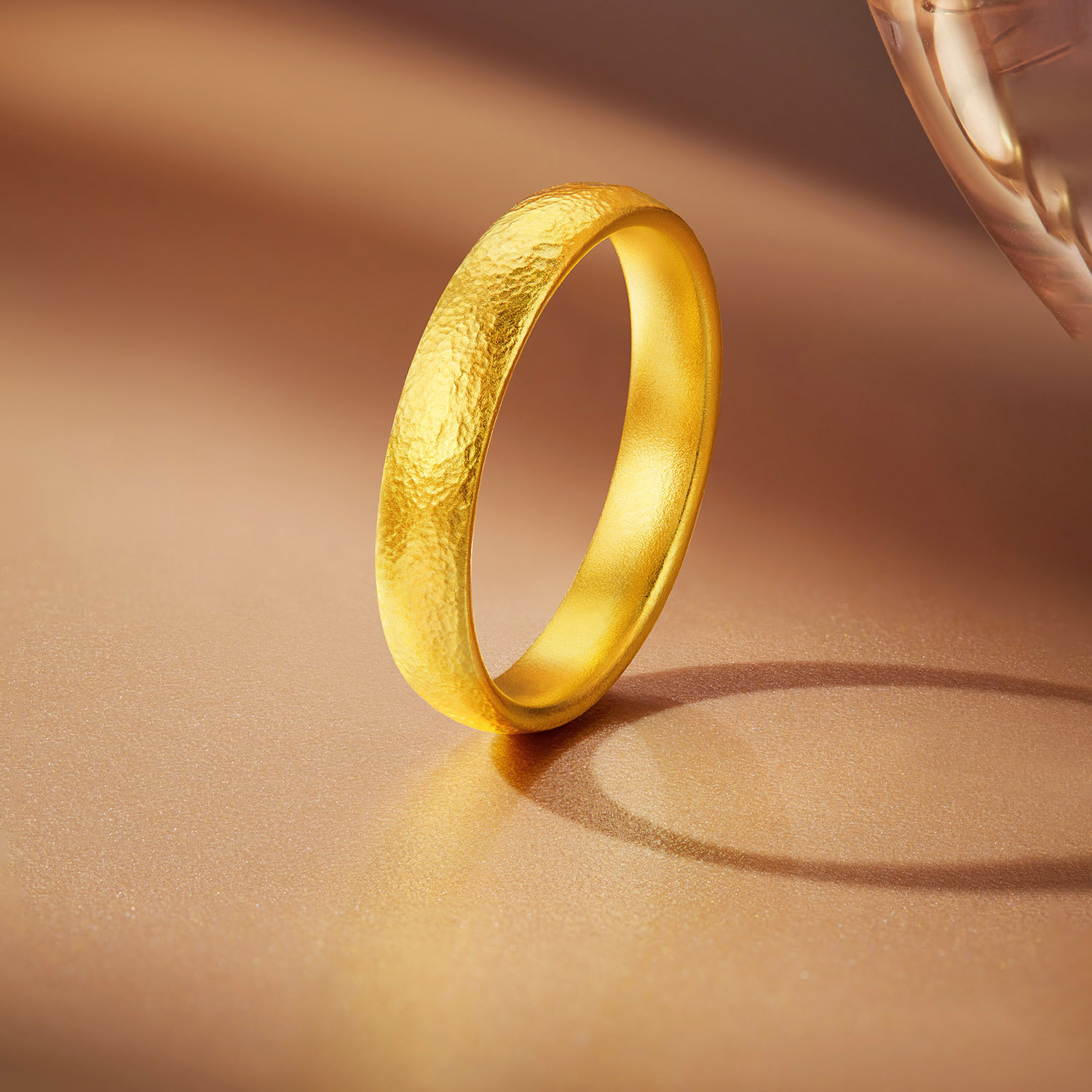 【店庆特惠】六福珠宝福满传家手工锤揲纹黄金戒指男女实心对戒计价L04G0012DS