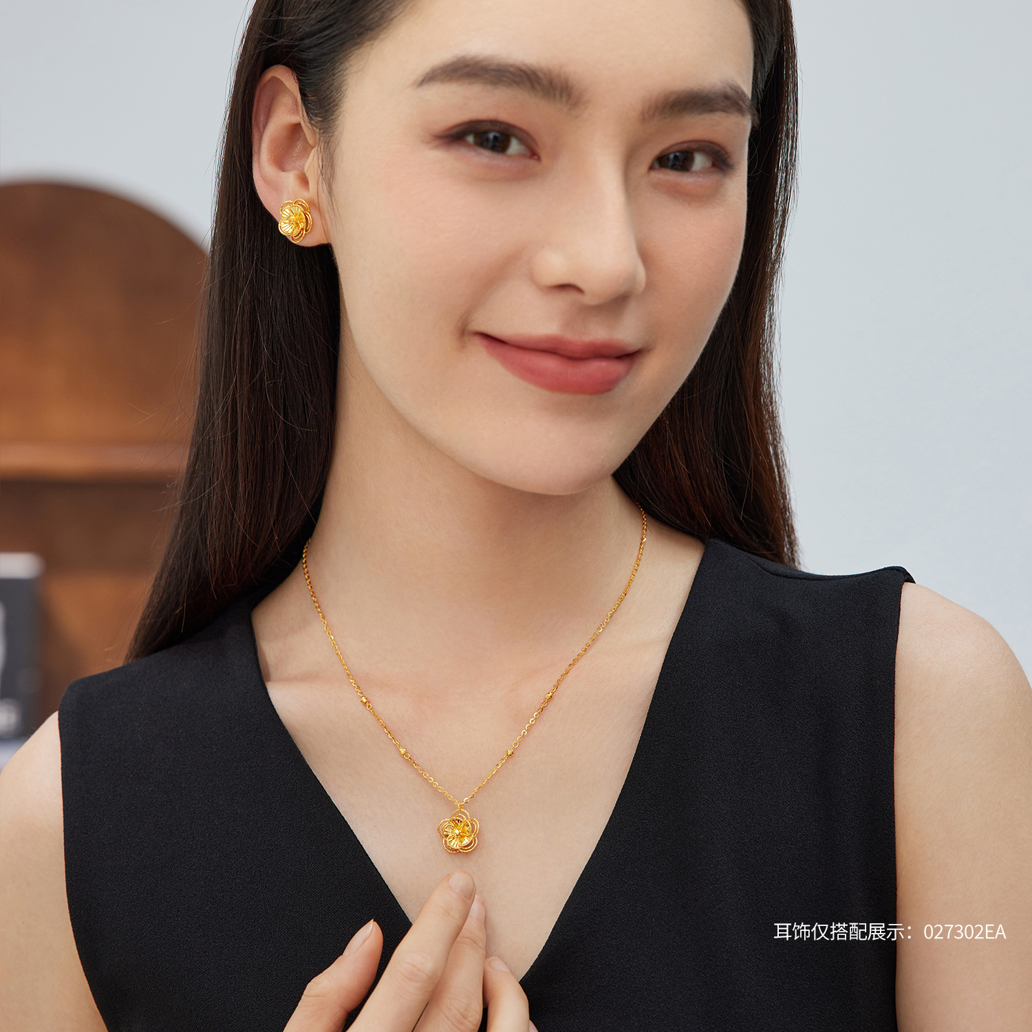 六福珠宝光影金桃清花影黄金项链女闪亮桃花吊坠套链计价027305NA【视频看货】