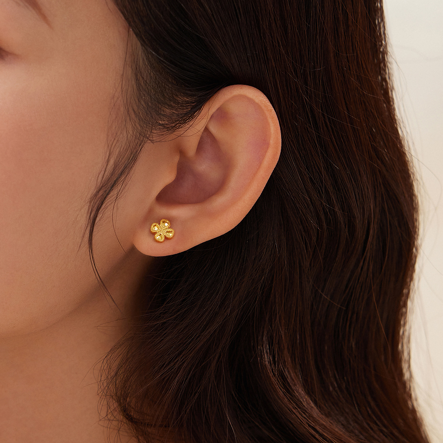 六福珠宝光影金小精致耳钉黄金足金耳钉单只售卖女款GJA0097DS热销新品女神节