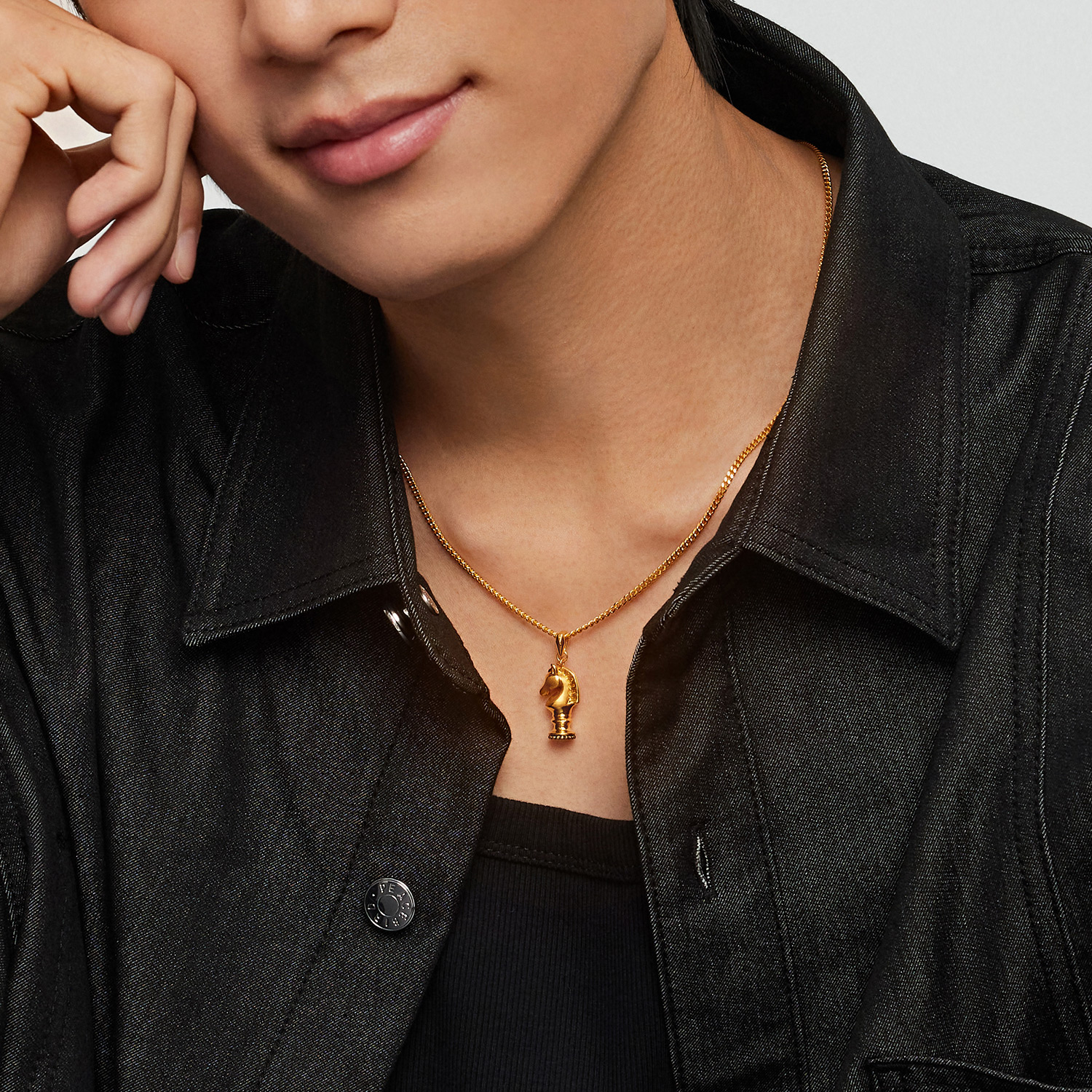 六福珠宝国际象棋黑马棋子黄金吊坠电黑手工拉丝生肖马HEA0011DS