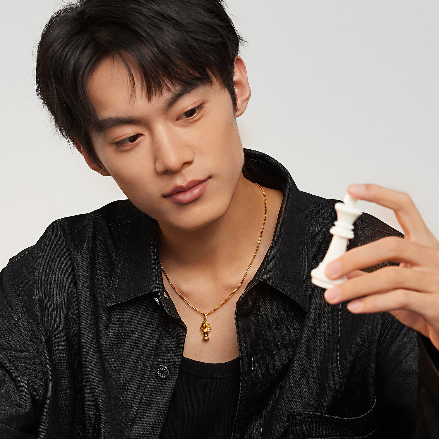 六福珠宝国际象棋黑马棋子黄金吊坠电黑手工拉丝生肖马HEA0011DS