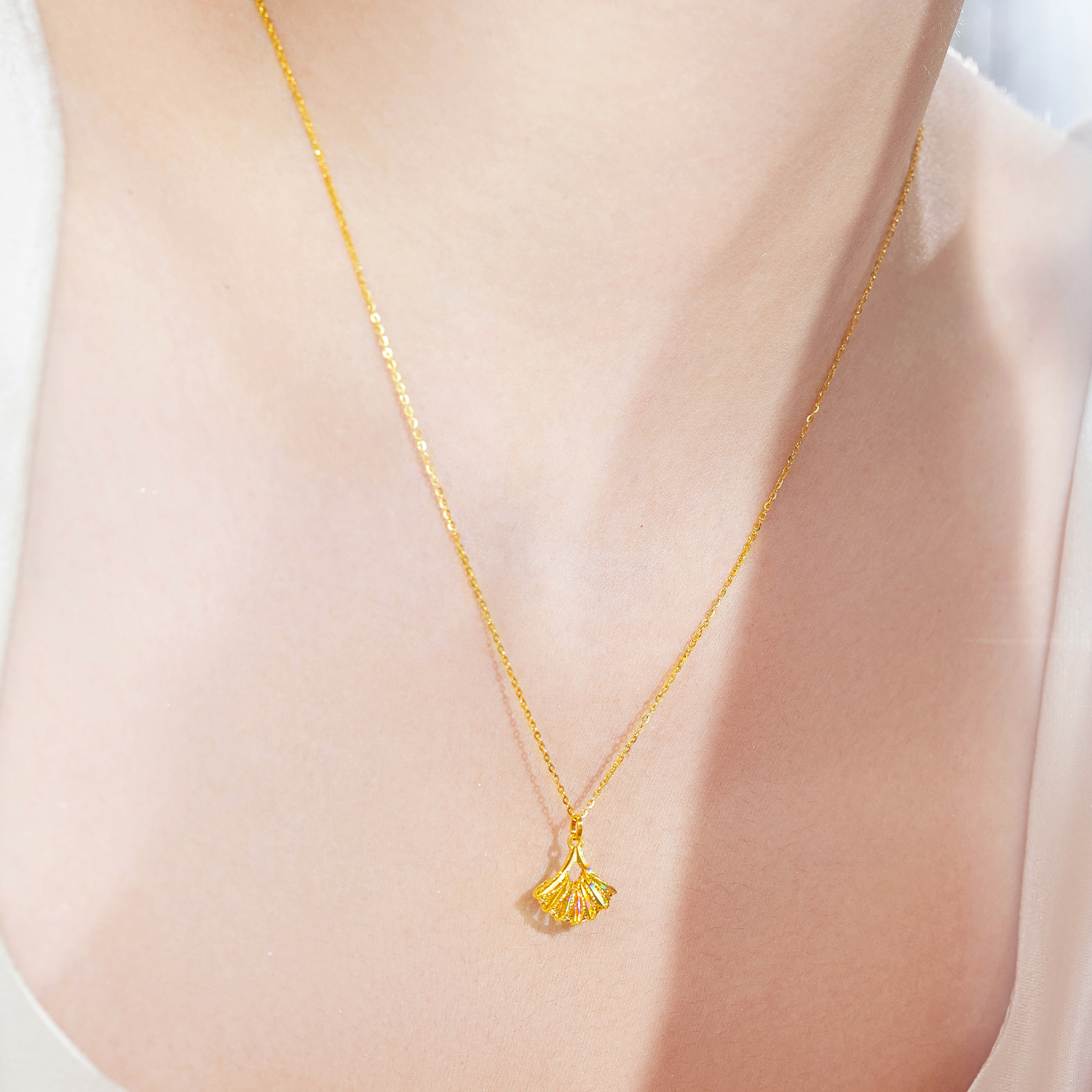 六福珠宝冰·钻舞裙黄金项链女时尚炫彩色足金吊坠套链GJA0031DS情人节