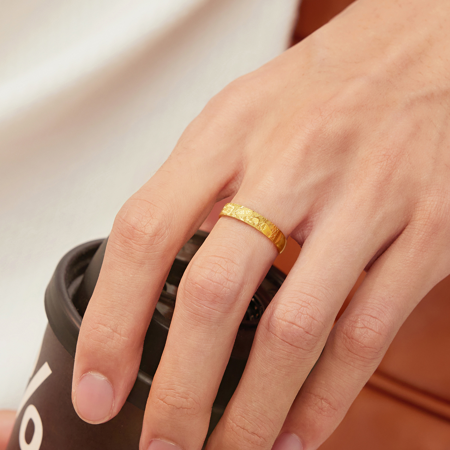 【店庆特惠】六福珠宝吉言金黄金戒指实心款男女碎碎冰情侣对戒计价G16G0056DS【联系客服补货】