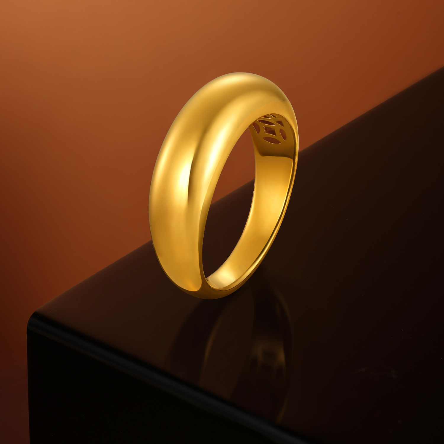 【店庆特惠】六福珠宝光影金海豚背黄金戒指女简约5G素圈足金首饰计价037412ca【视频看货】