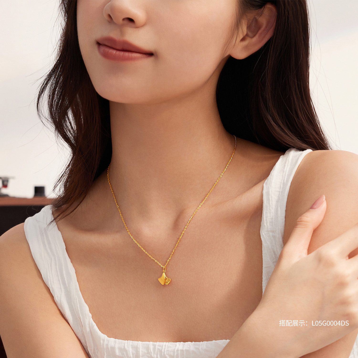 六福珠宝光影金小杏运黄金吊坠手工拉丝碎冰银杏叶计价GJG0218DS热销新品