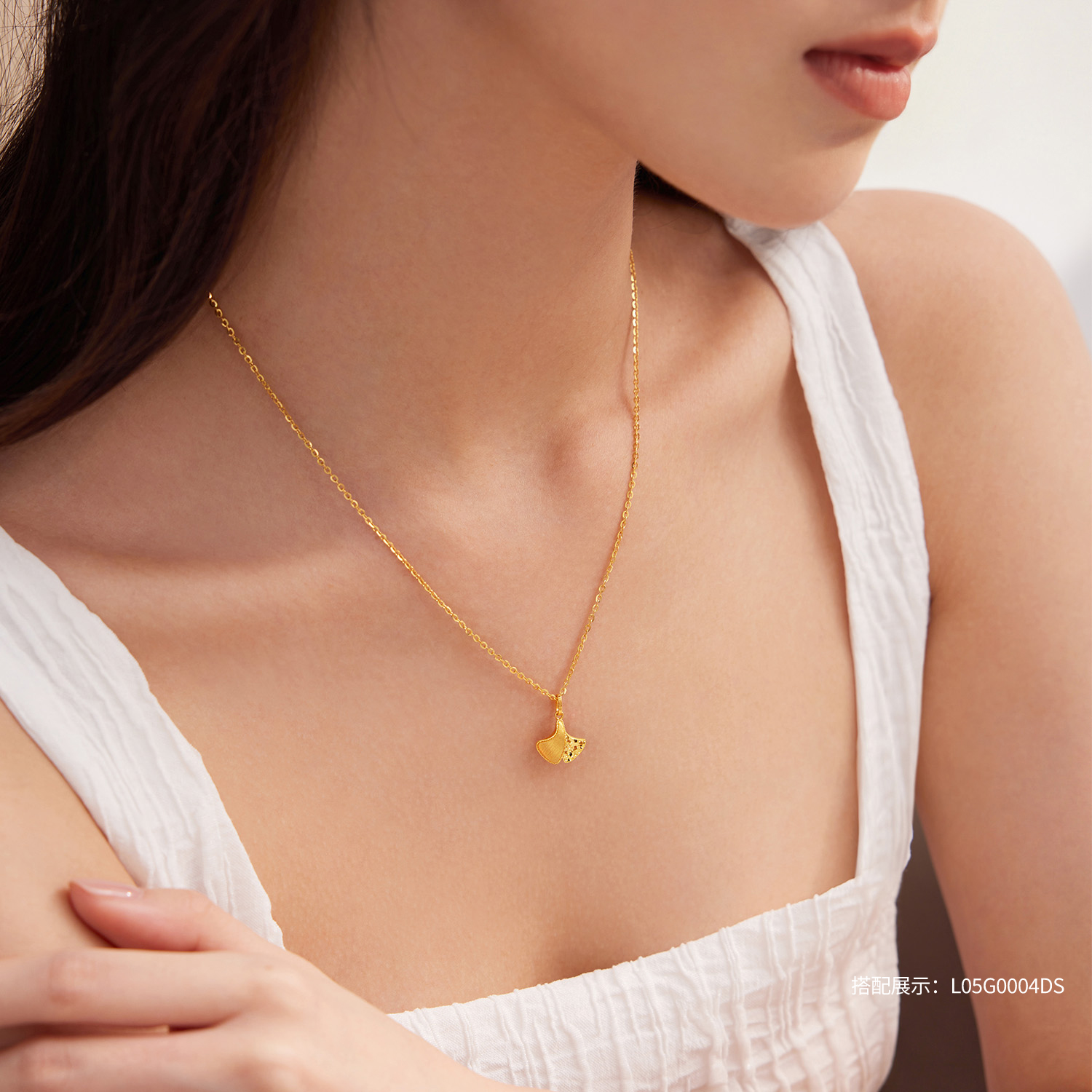 六福珠宝光影金小杏运黄金吊坠手工拉丝碎冰银杏叶计价GJG0218DS热销新品