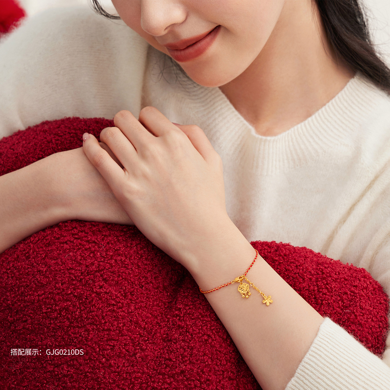 六福珠宝光影金如意祥云锁黄金吊坠碎碎冰金锁挂坠计价GMG0002DS热销新品