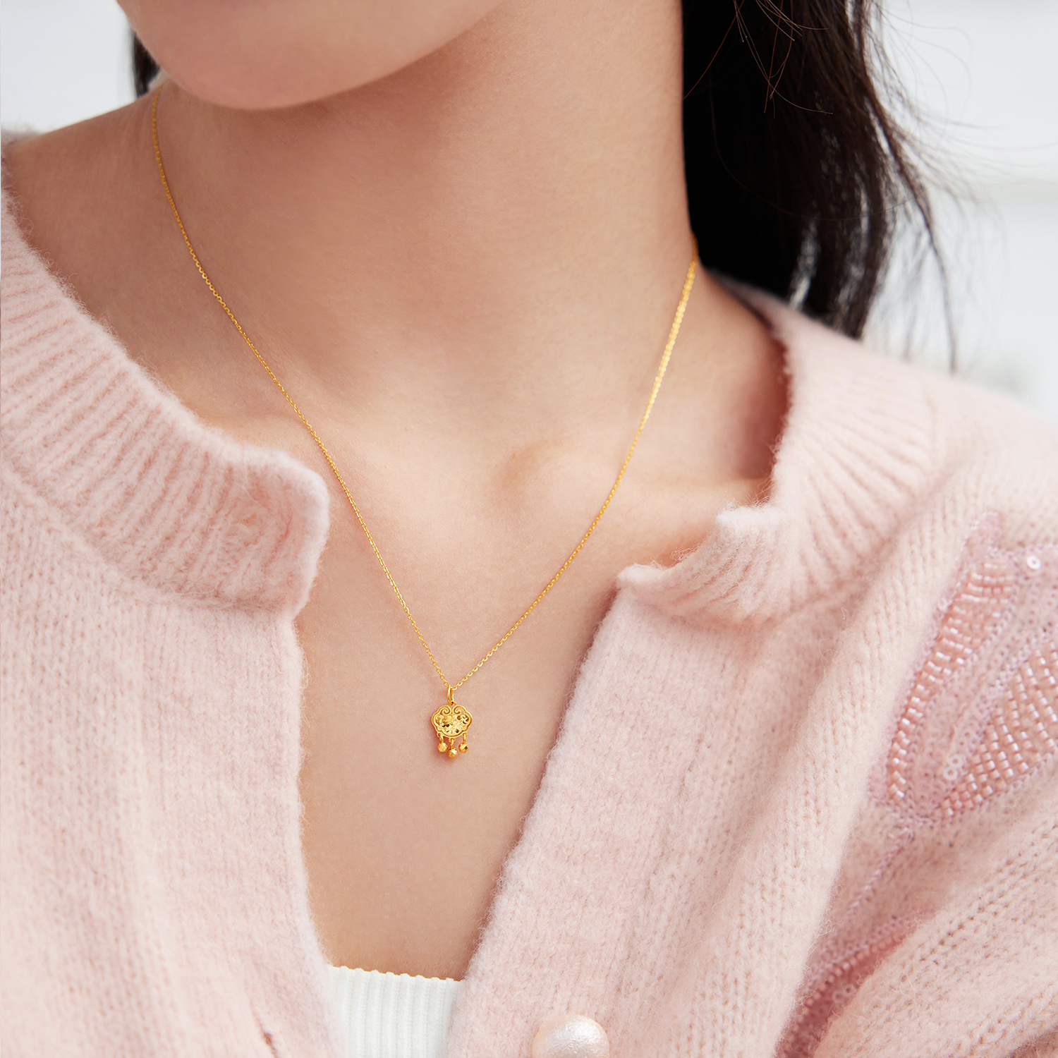 六福珠宝光影金如意祥云锁黄金吊坠碎碎冰金锁挂坠计价GMG0002DS热销新品