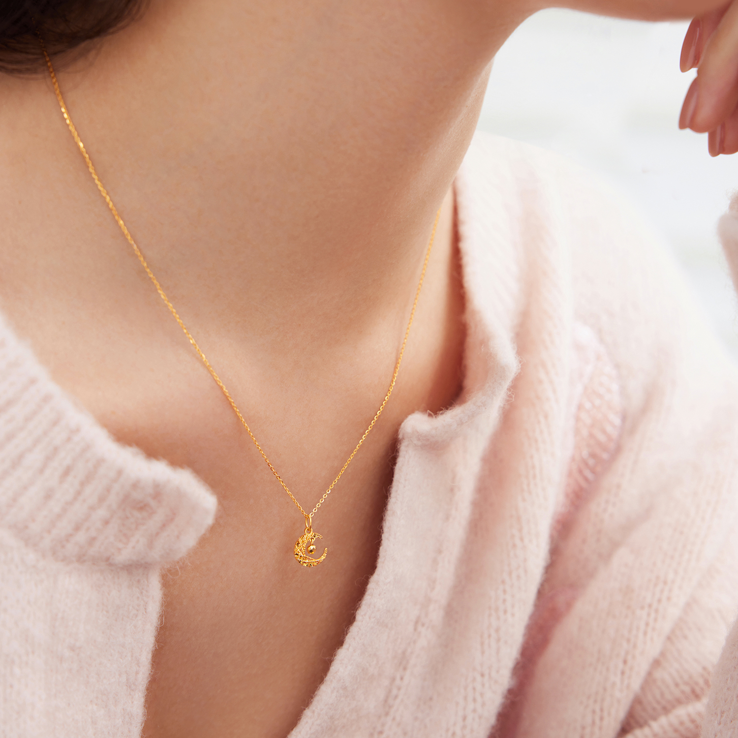 六福珠宝光影金熠光黄金吊坠女款足金蝴蝶计价GMG0003DS热销新品惊喜2女神节互动