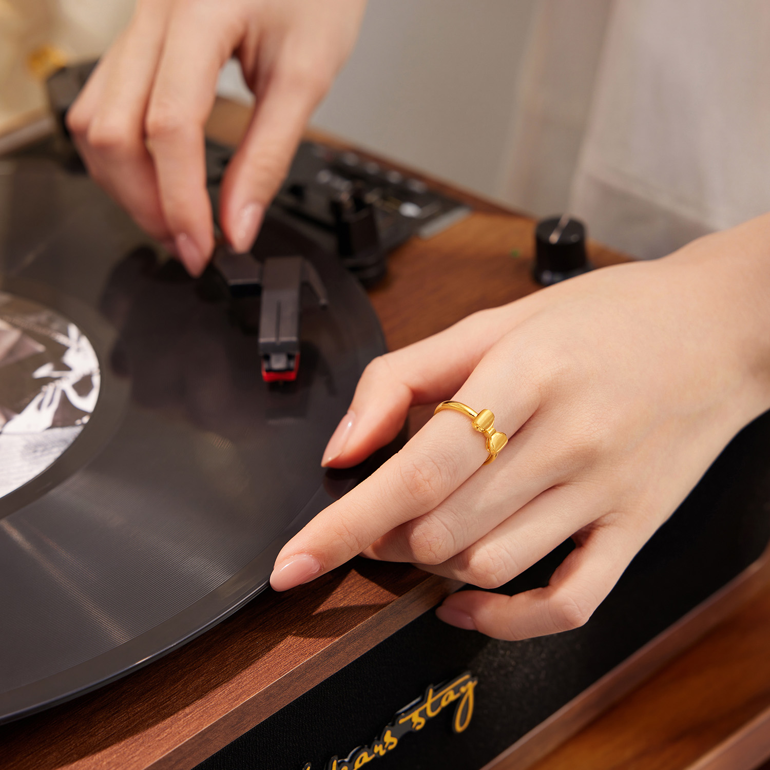 六福珠宝蝴蝶结黄金戒指女款优雅拉丝5D硬金首饰送礼物L25A0001DS