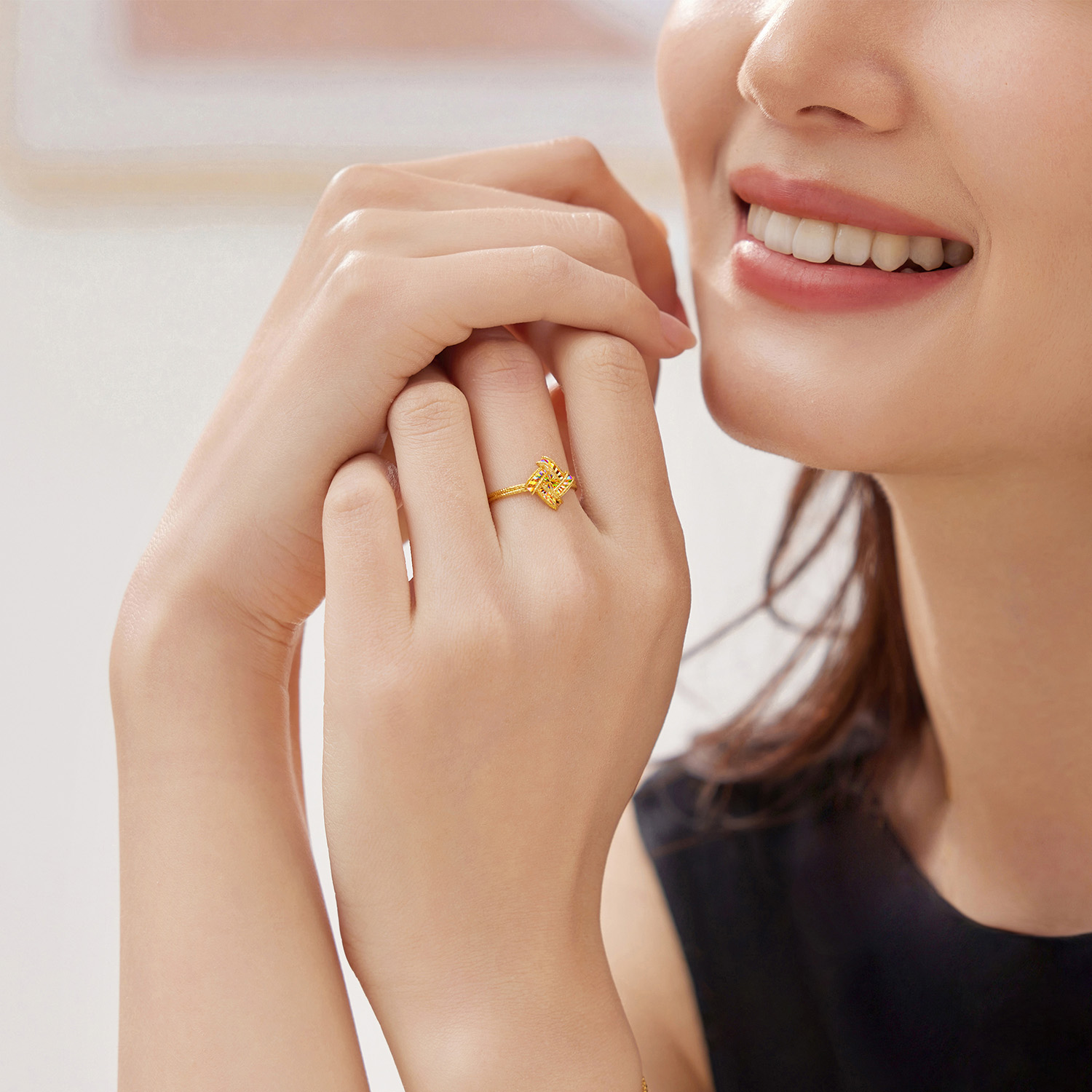 六福珠宝光影金炫动时空黄金戒指实心炫彩手工编织计价GJG0223DS