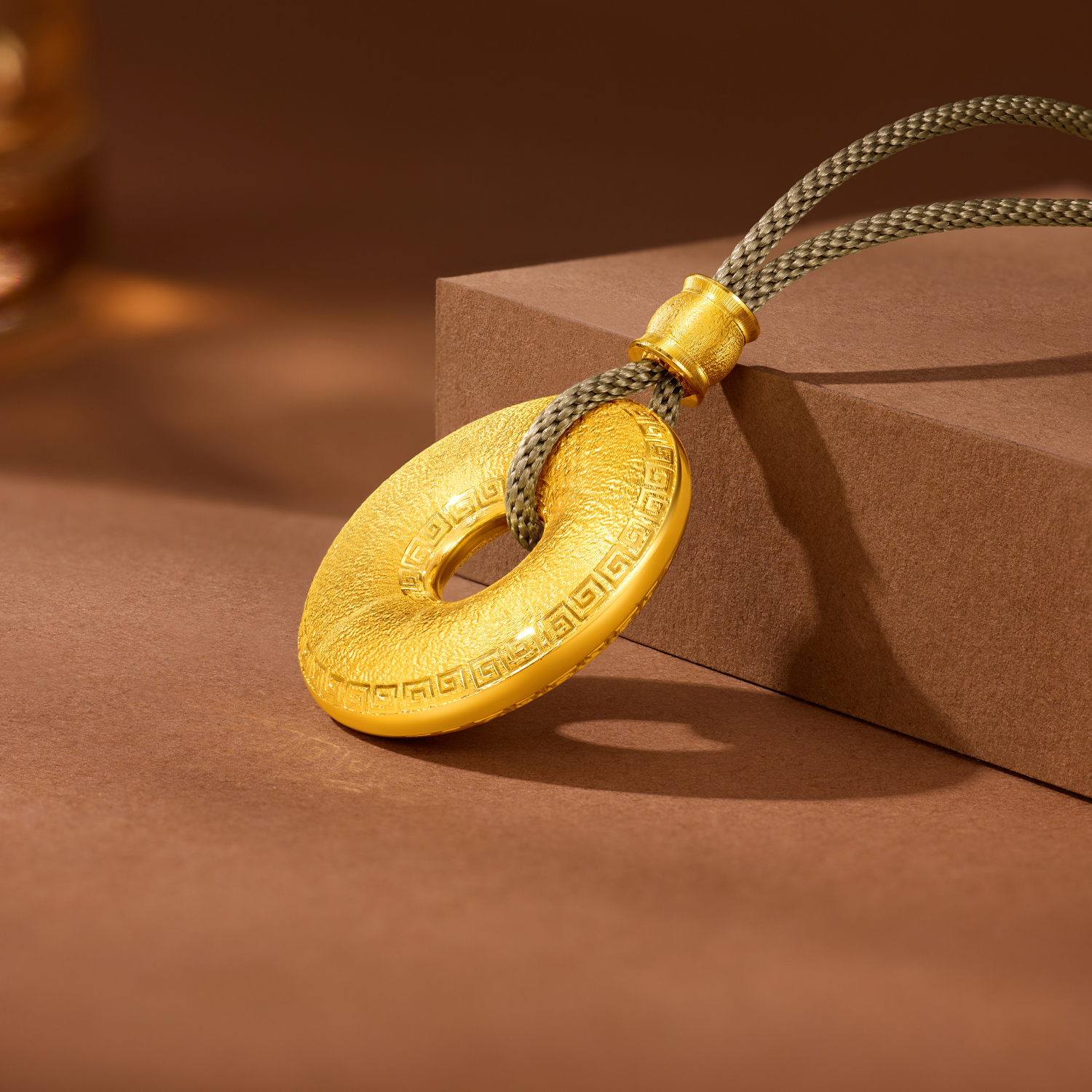 六福珠宝光影金五福临门平安扣黄金项链吊坠戗刻福字计价036483NA