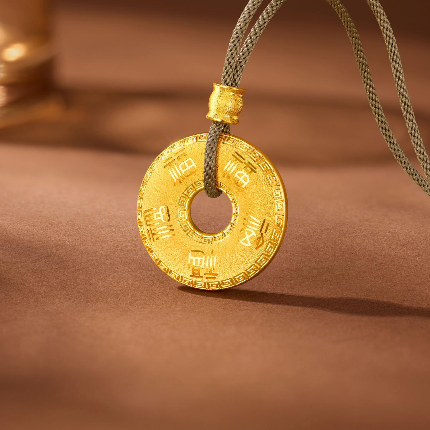 六福珠宝光影金五福临门平安扣黄金项链吊坠戗刻福字计价036483NA