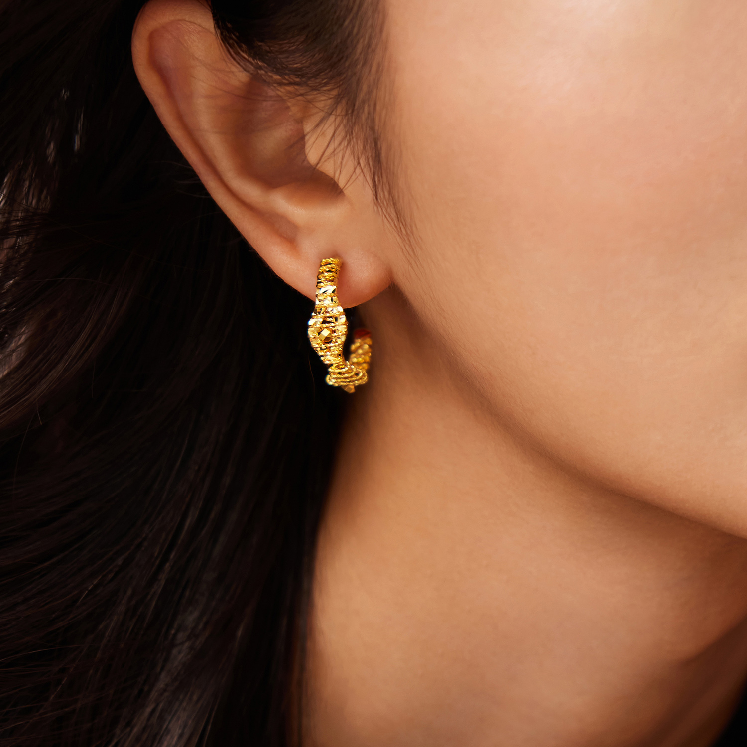 六福珠宝光影金C字黄金耳钉耳环女闪耀手工编织耳饰计价GJG0213DS