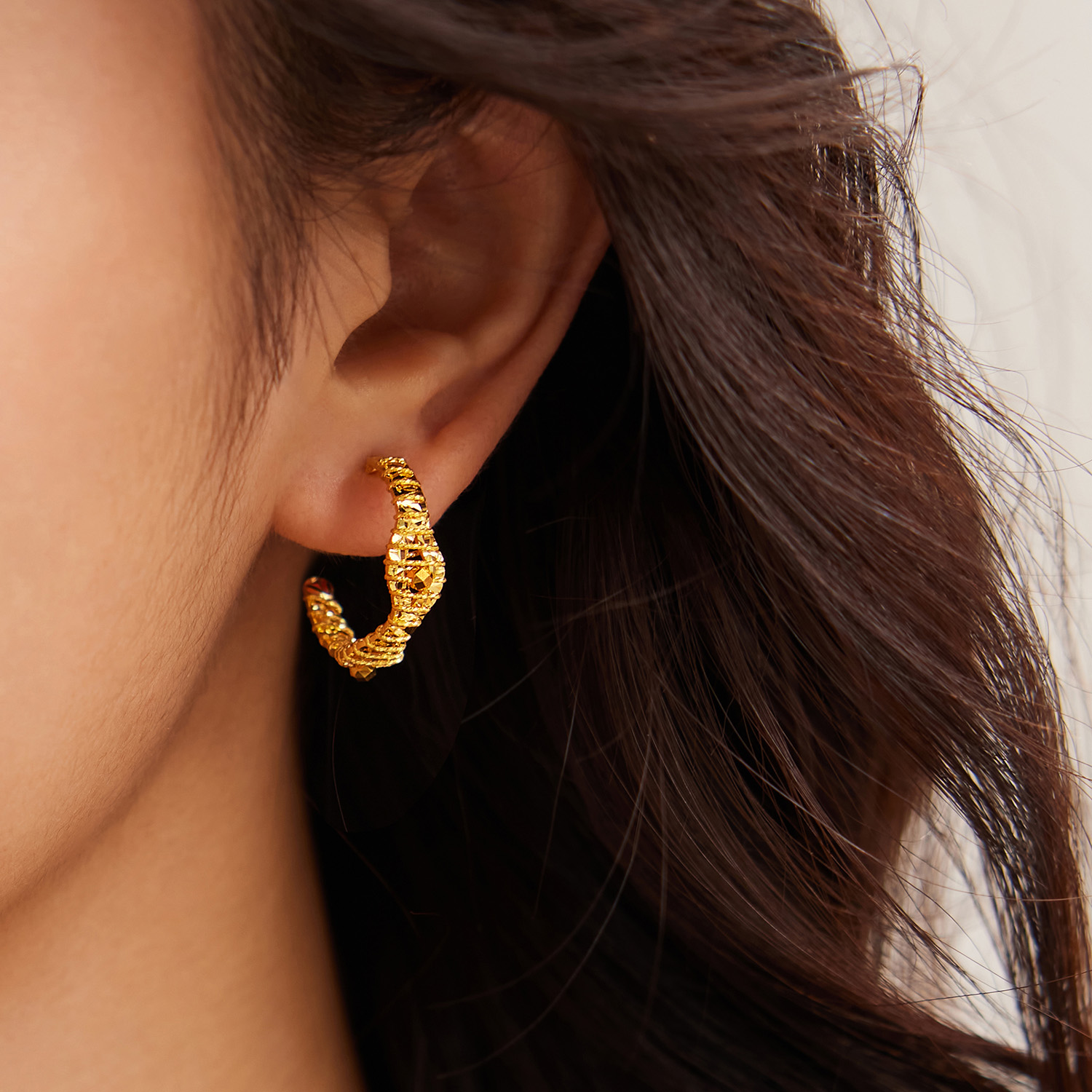 六福珠宝光影金C字黄金耳钉耳环女闪耀手工编织耳饰计价GJG0213DS