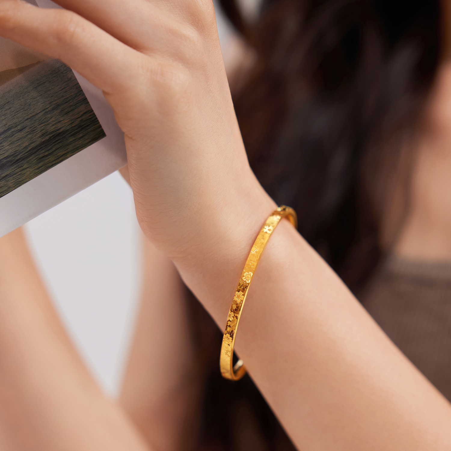 六福珠宝碎碎冰樱花黄金手镯女时尚5D硬金镯子首饰计价F63G0114DS新品10