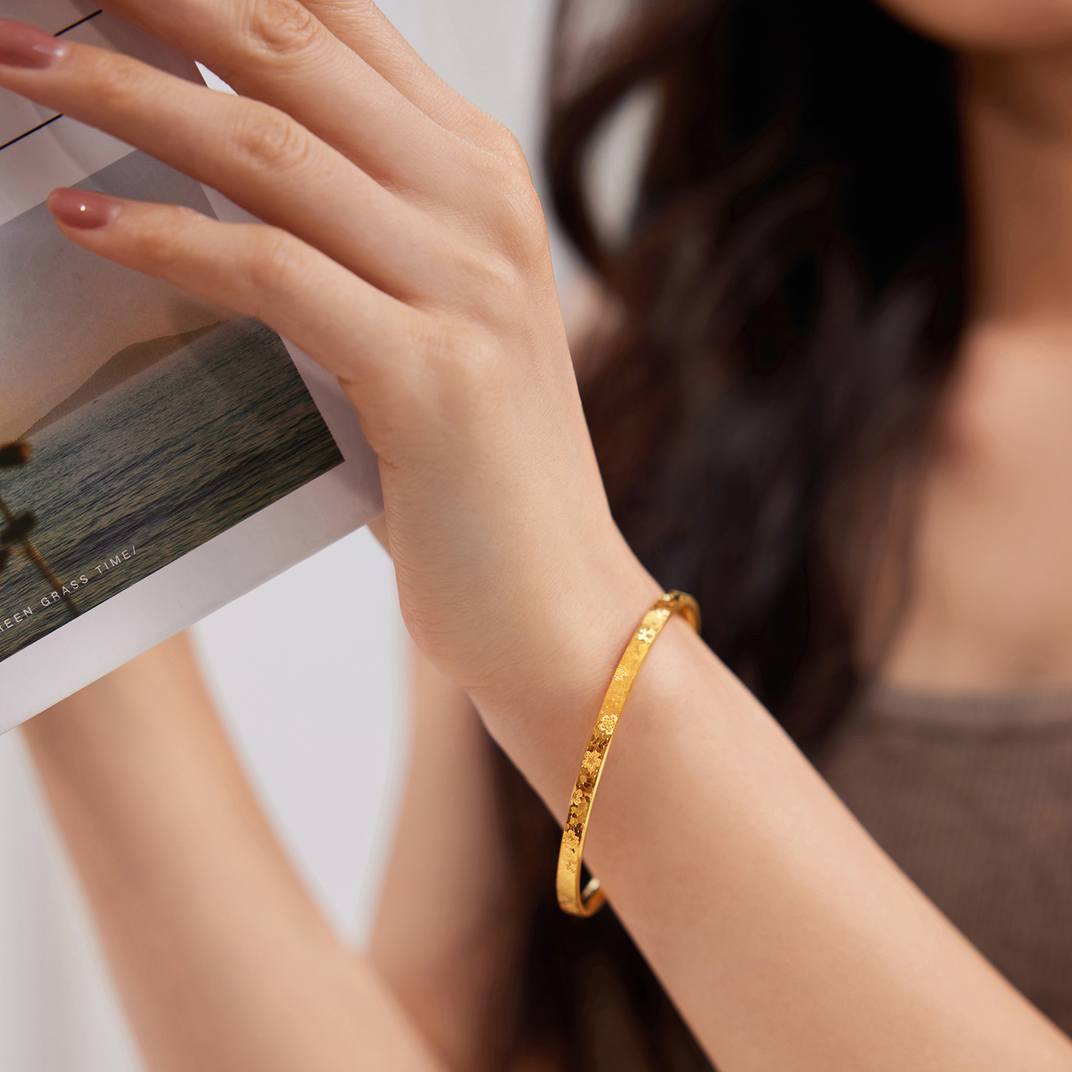 六福珠宝碎碎冰樱花黄金手镯女时尚5D硬金镯子首饰计价F63G0114DS新品10