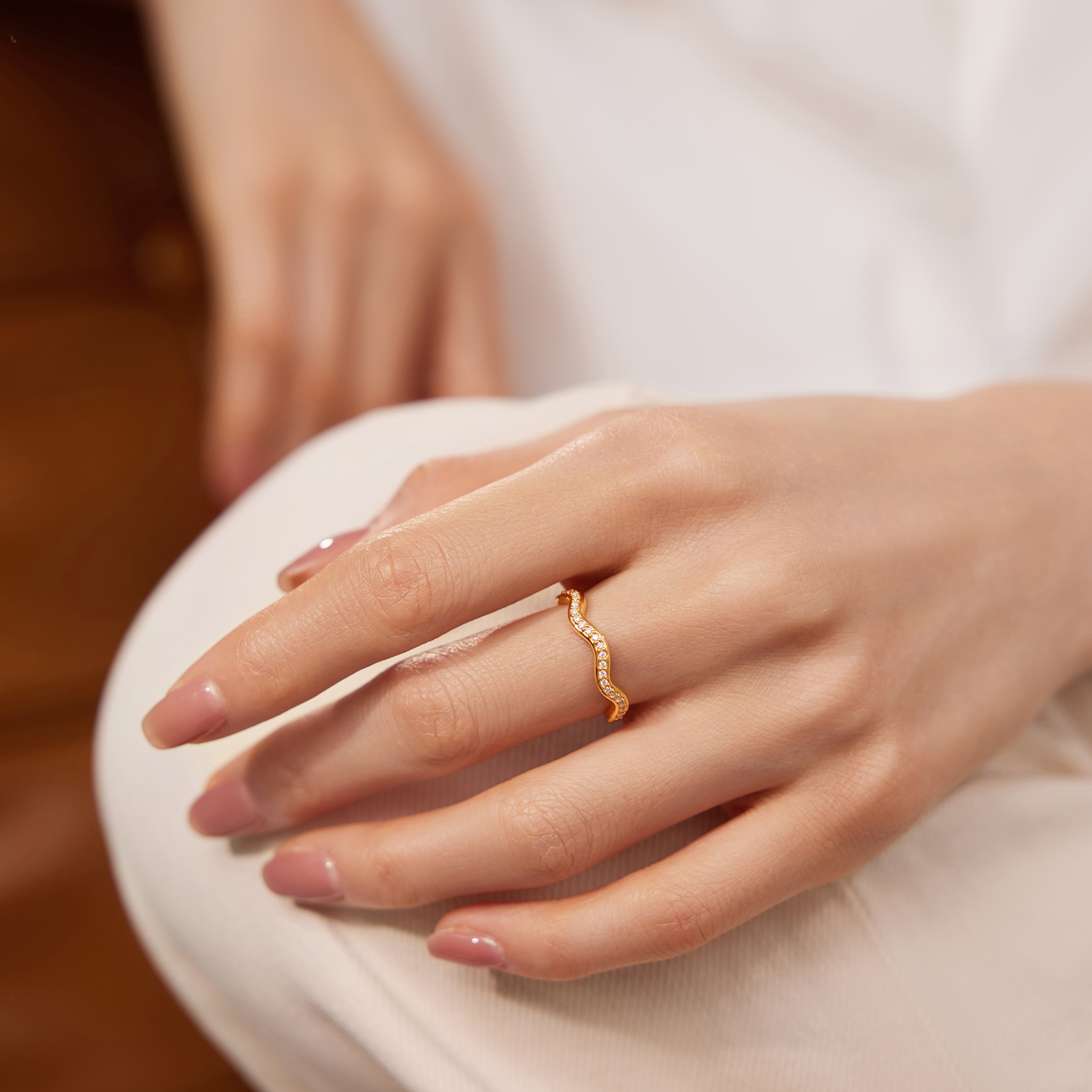 六福珠宝波浪线条黄金戒指女款时尚5D硬金镶嵌钻石首饰036046RA