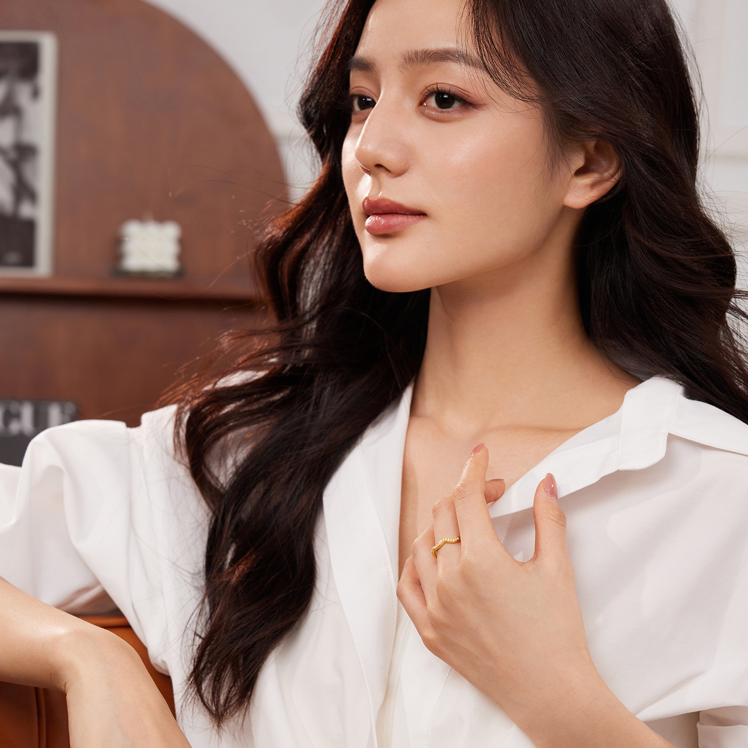 六福珠宝波浪线条黄金戒指女款时尚5D硬金镶嵌钻石首饰036046RA