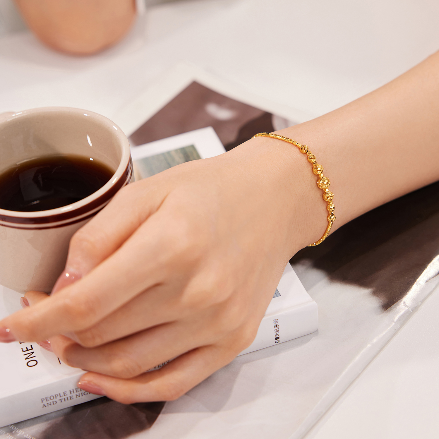 【店庆特惠】六福珠宝光影金蹦迪珠黄金手链女小方珠手串蜂巢纹计价GJG0199DS