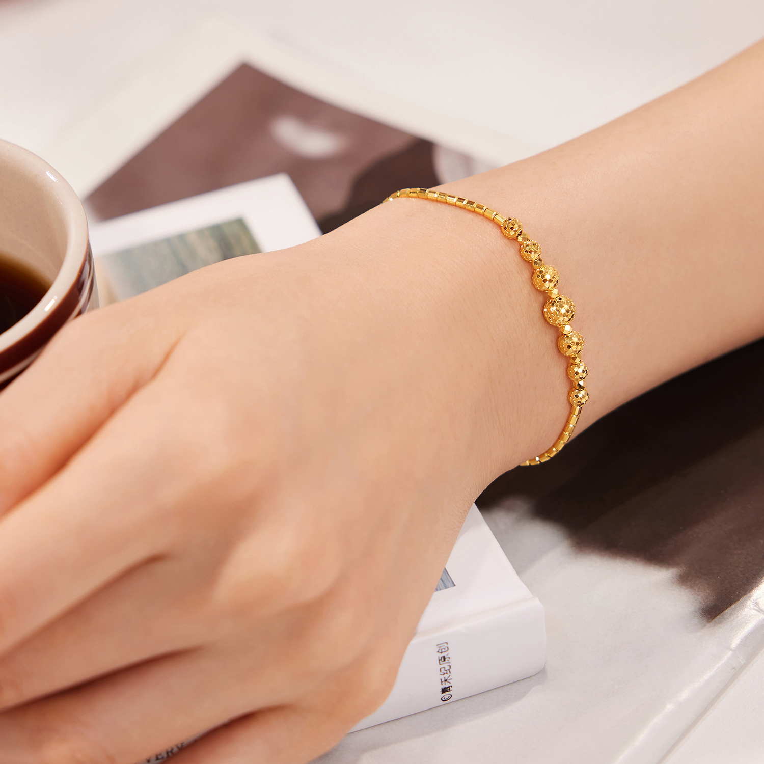 【店庆特惠】六福珠宝光影金蹦迪珠黄金手链女小方珠手串蜂巢纹计价GJG0199DS