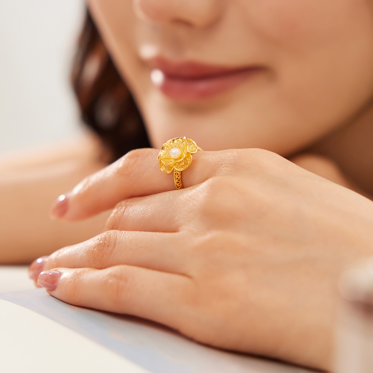 【店庆特惠】六福珠宝繁花紫荆黄金戒指女足金镂空花丝珍珠首饰计价F21G0040DS