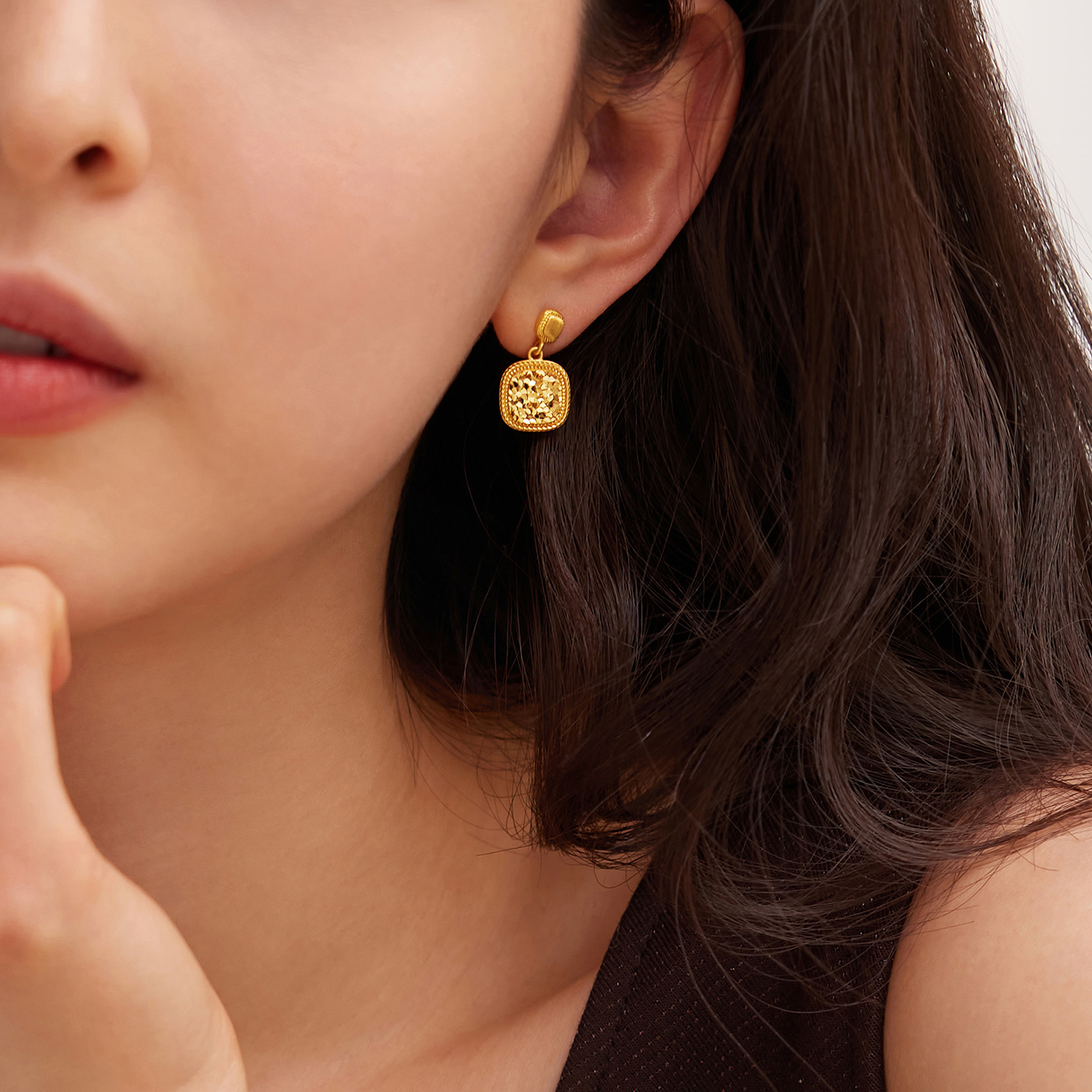 六福珠宝光影金冰糖碎碎冰黄金耳钉耳环女5G足金耳饰计价022018EA