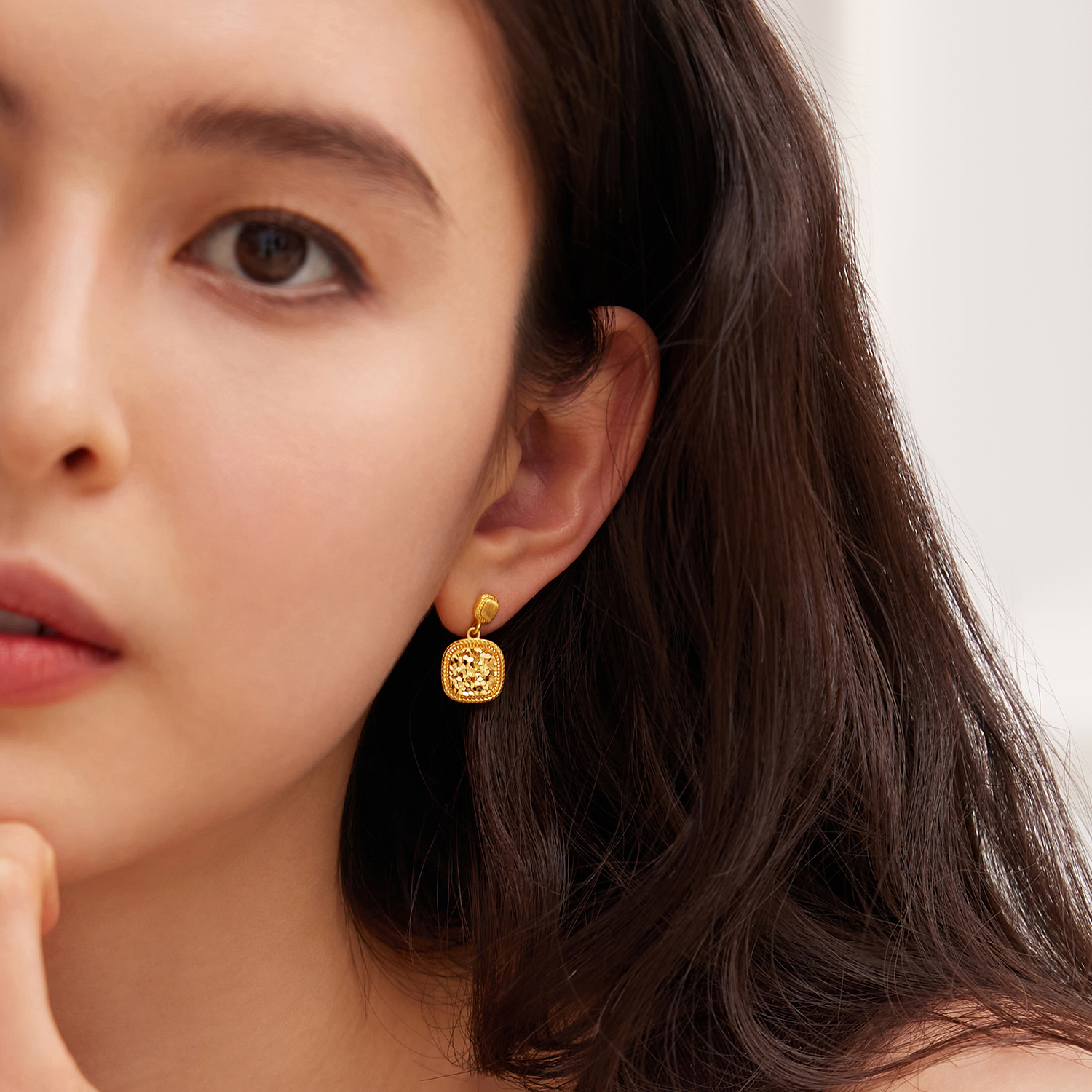 六福珠宝光影金冰糖碎碎冰黄金耳钉耳环女5G足金耳饰计价022018EA