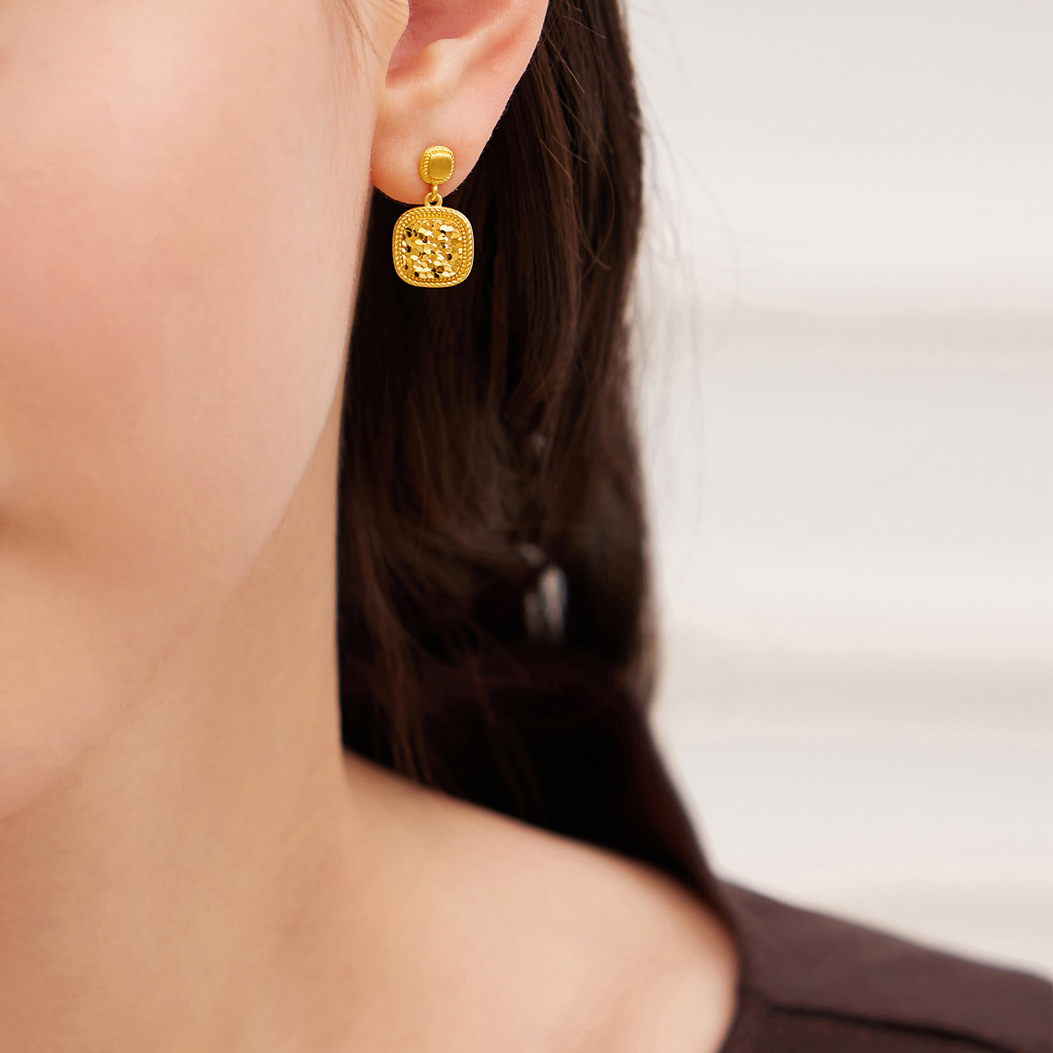 六福珠宝光影金冰糖碎碎冰黄金耳钉耳环女5G足金耳饰计价022018EA