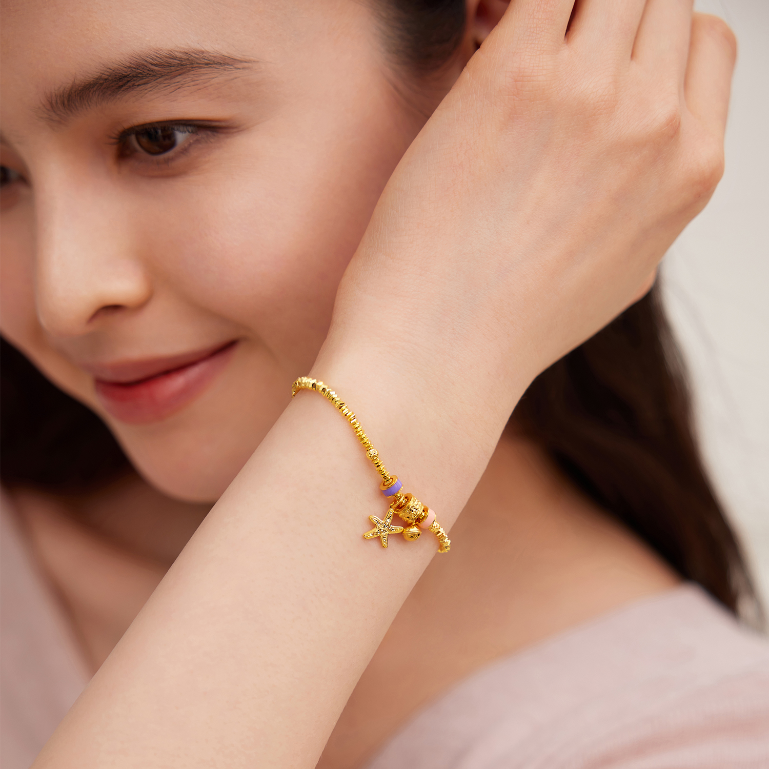 六福珠宝光影金海星黄金手链女鎏彩碎碎冰筒珠手串计价034636ba