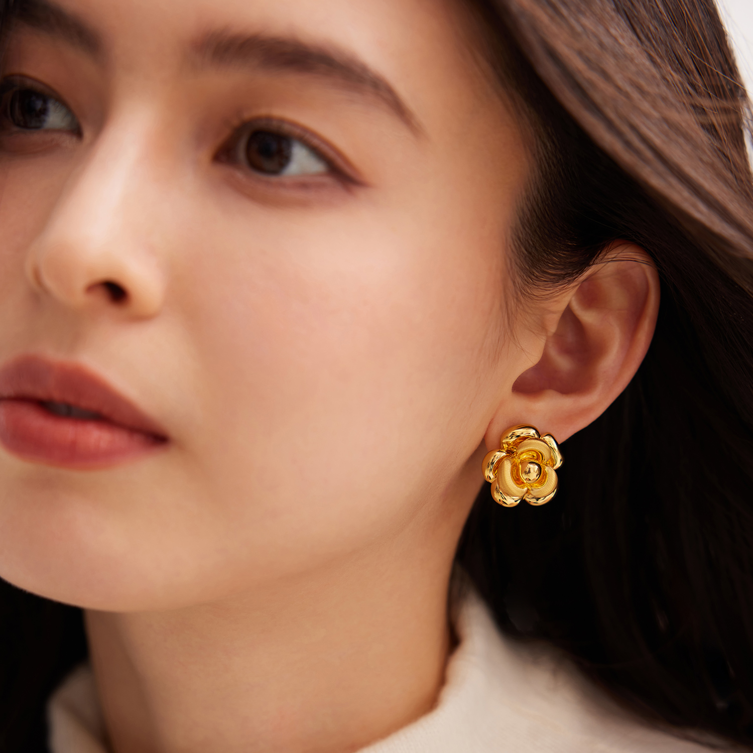 六福珠宝山茶花黄金耳钉耳环女款时尚5D硬金耳饰计价A01TBGE0005