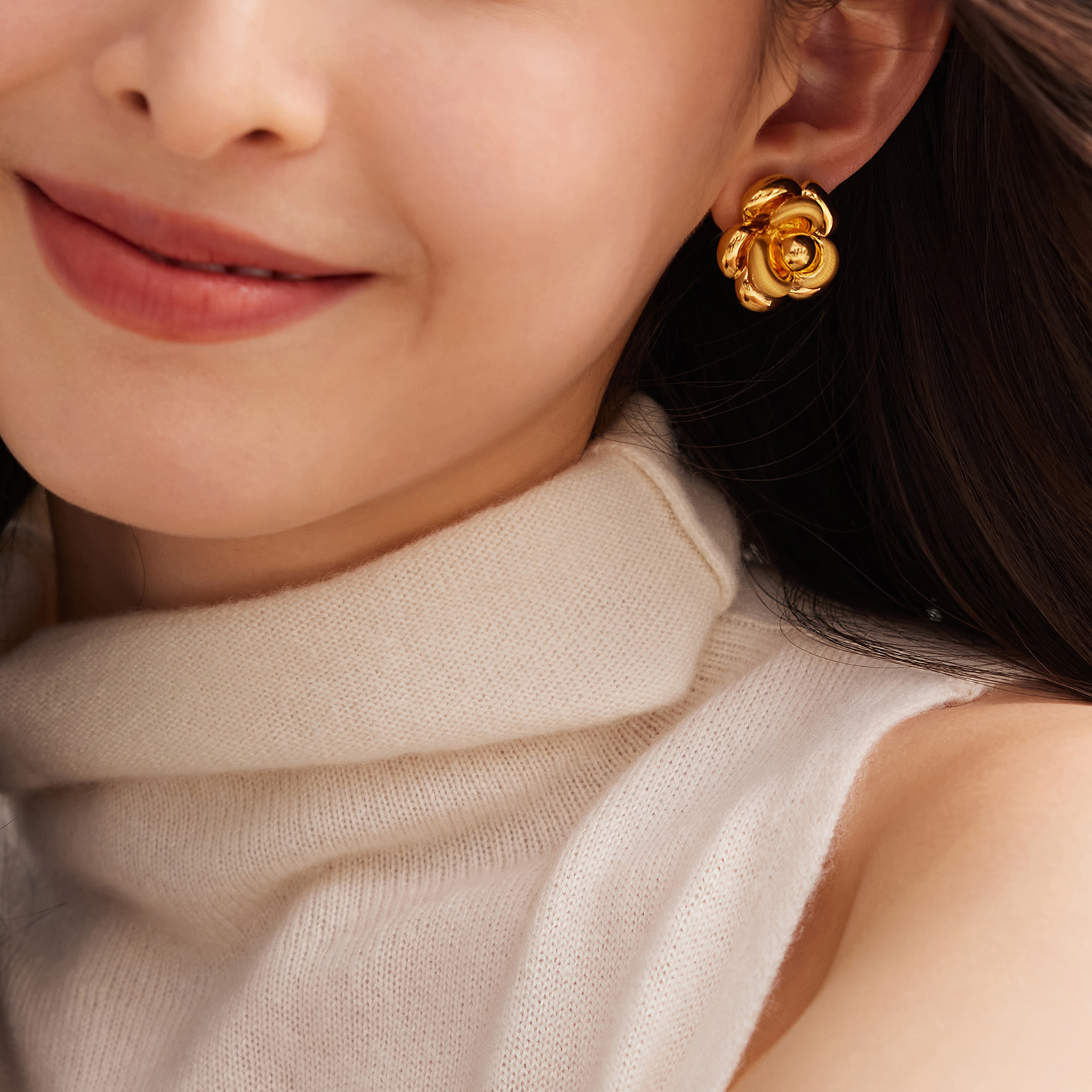 六福珠宝山茶花黄金耳钉耳环女款时尚5D硬金耳饰计价A01TBGE0005