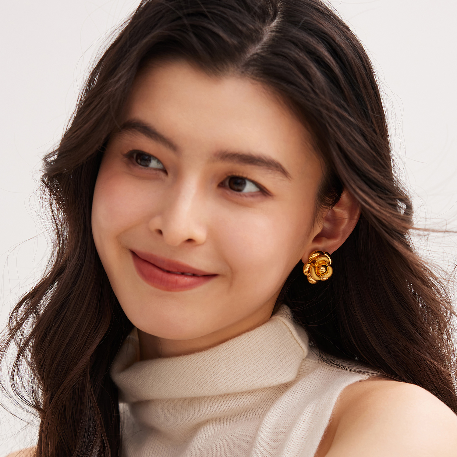 六福珠宝山茶花黄金耳钉耳环女款时尚5D硬金耳饰计价A01TBGE0005