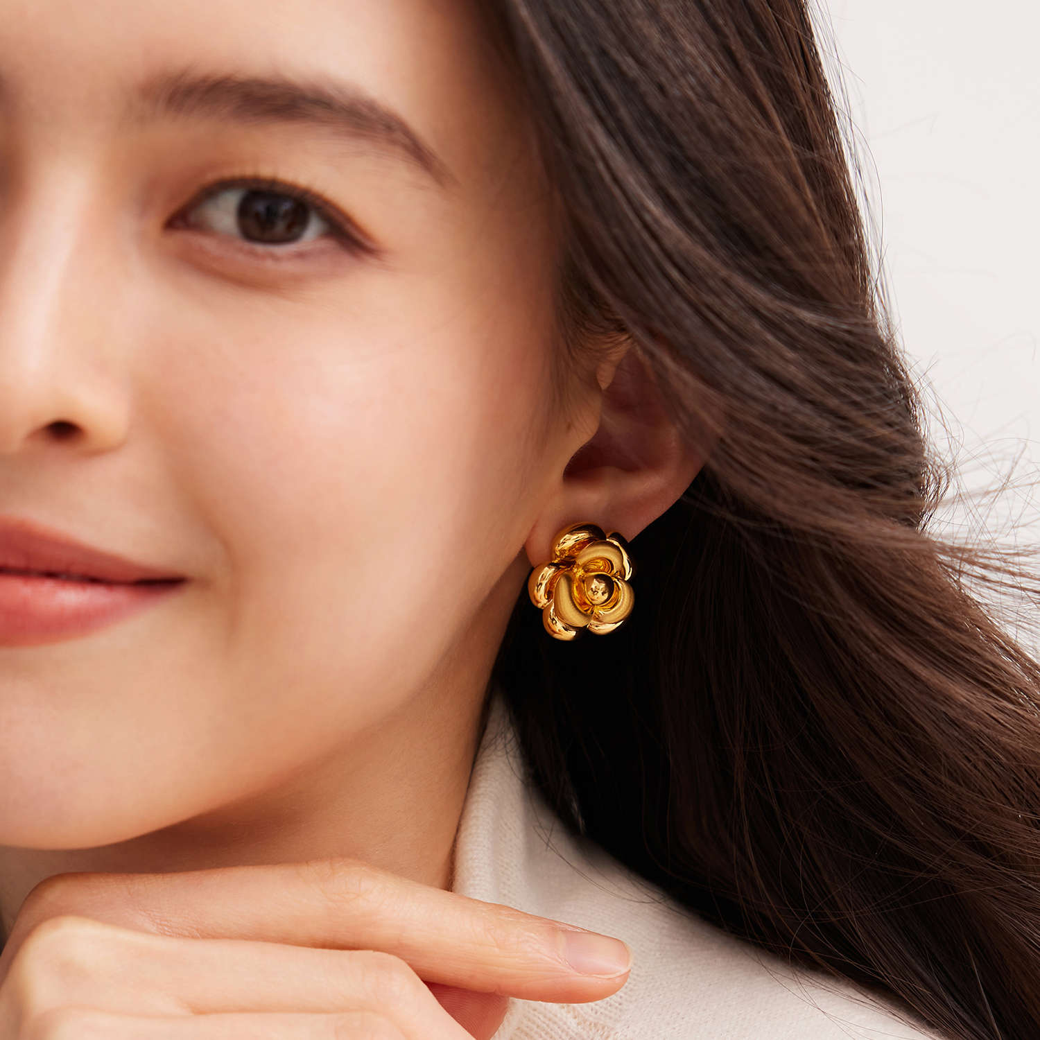 六福珠宝山茶花黄金耳钉耳环女款时尚5D硬金耳饰计价A01TBGE0005