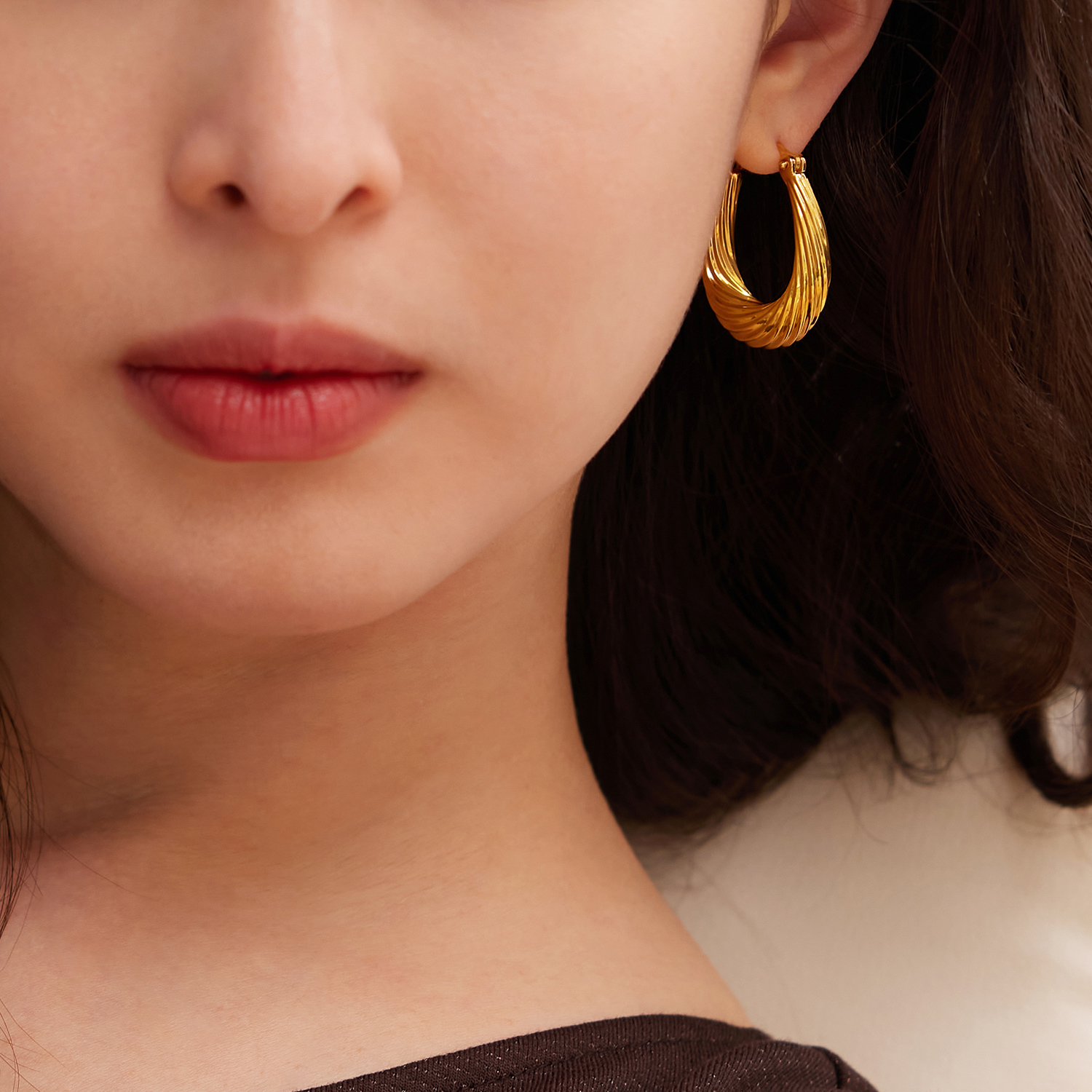 六福珠宝涟漪黄金耳圈女款水滴螺纹硬金耳环耳饰计价A01TBGE0008【视频看货】