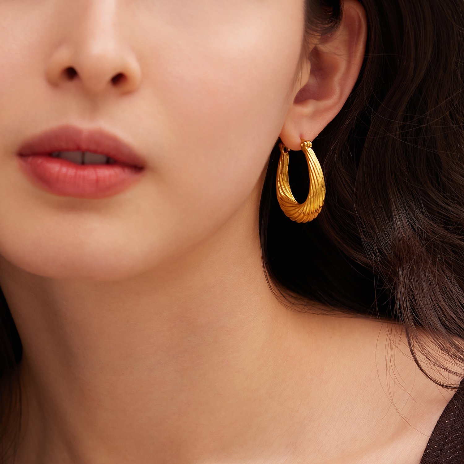 六福珠宝涟漪黄金耳圈女款水滴螺纹硬金耳环耳饰计价A01TBGE0008【视频看货】