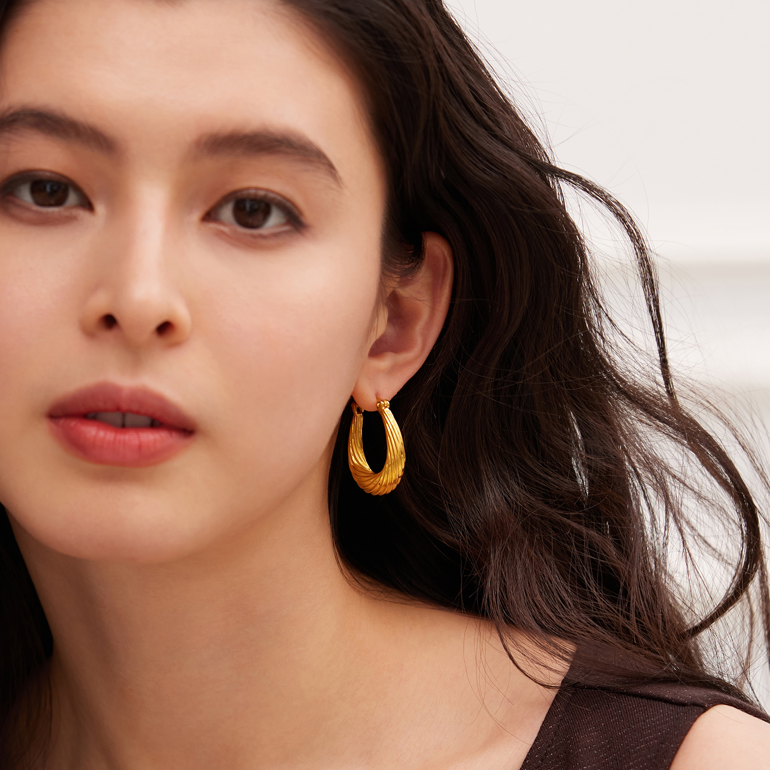 六福珠宝涟漪黄金耳圈女款水滴螺纹硬金耳环耳饰计价A01TBGE0008【视频看货】