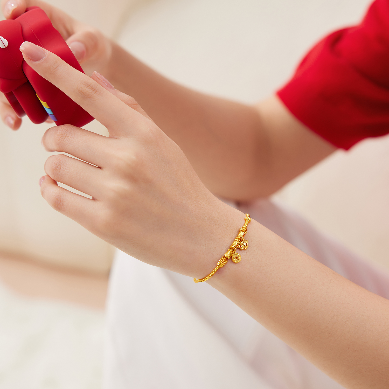 【店庆特惠】六福珠宝光影金马上有钱黄金手链女生肖马盘缠金手串计价036585ba【视频看货】