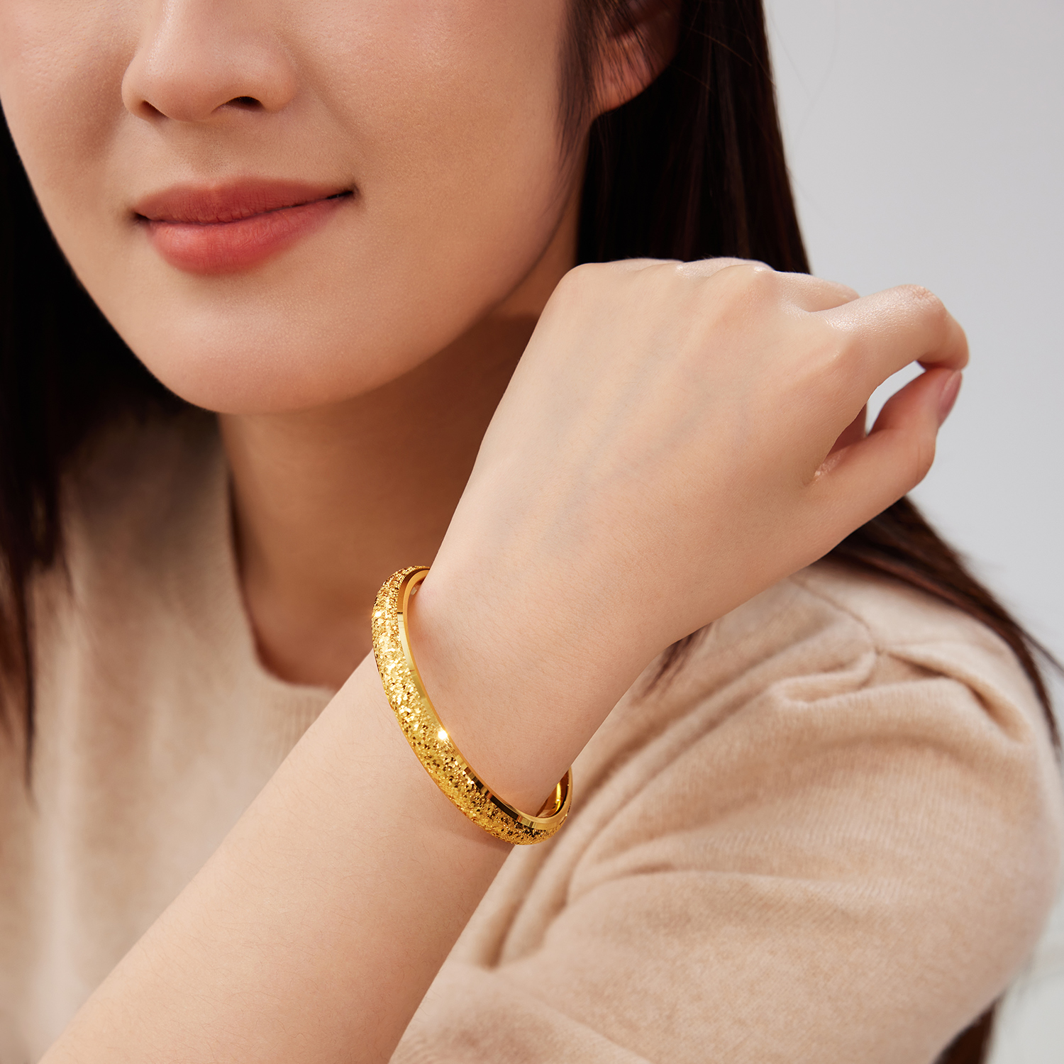 六福珠宝泥鳅背黄金手镯女时尚碎碎冰足金镯子首饰计价F21G0018DS