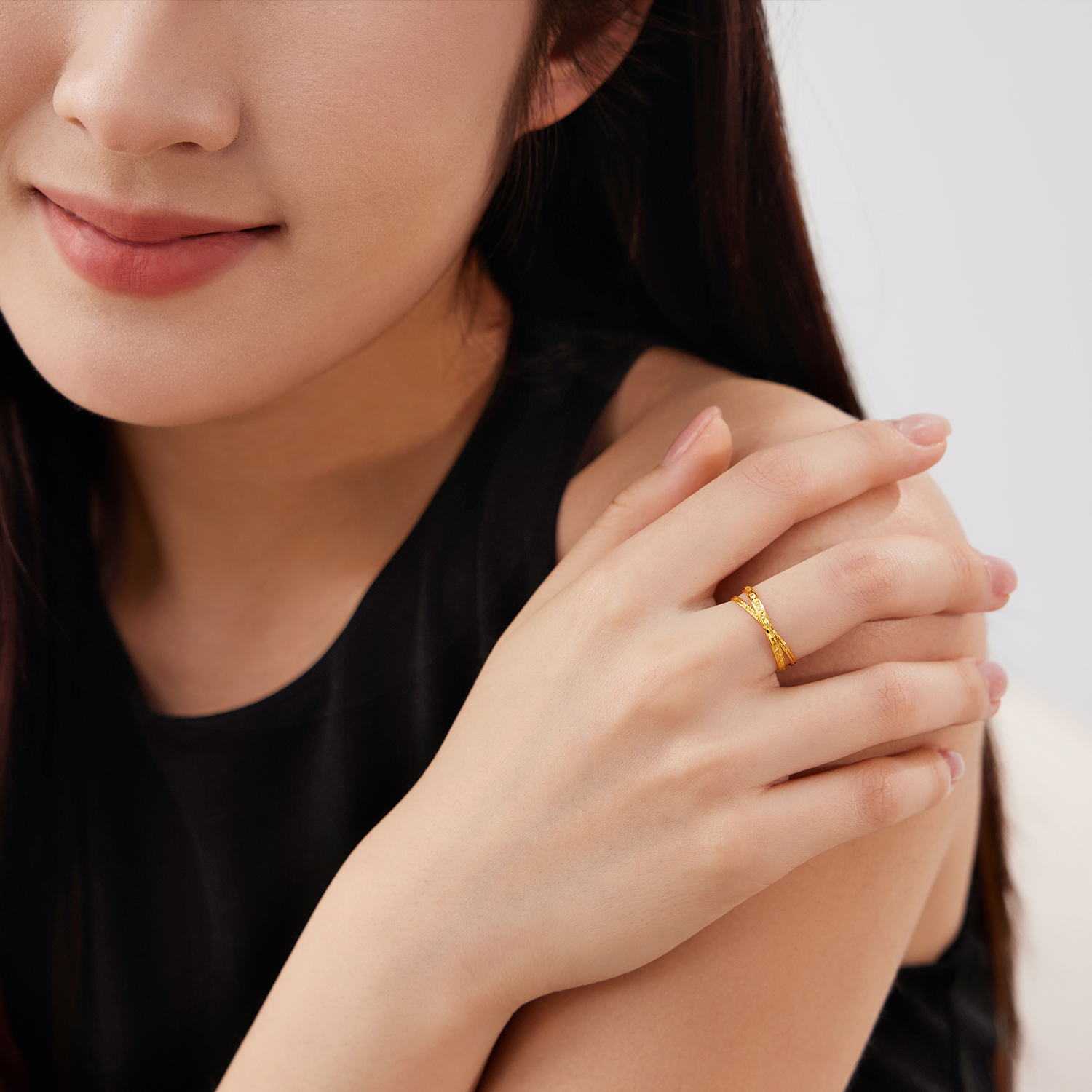 六福珠宝光影金双环黄金戒指女手工编织实心碎碎冰计价GJG0215DS