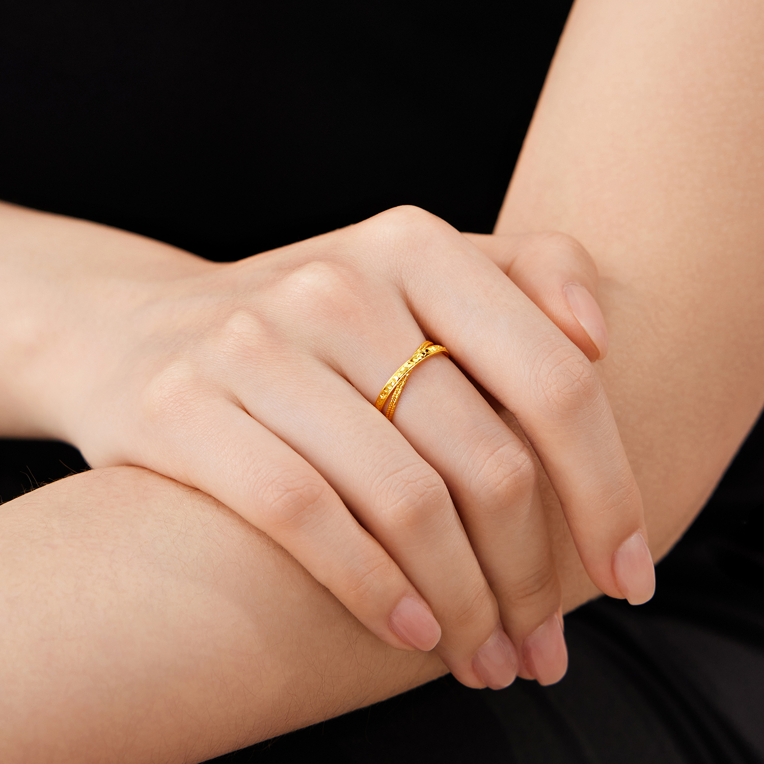 六福珠宝光影金双环黄金戒指女手工编织实心碎碎冰计价GJG0215DS