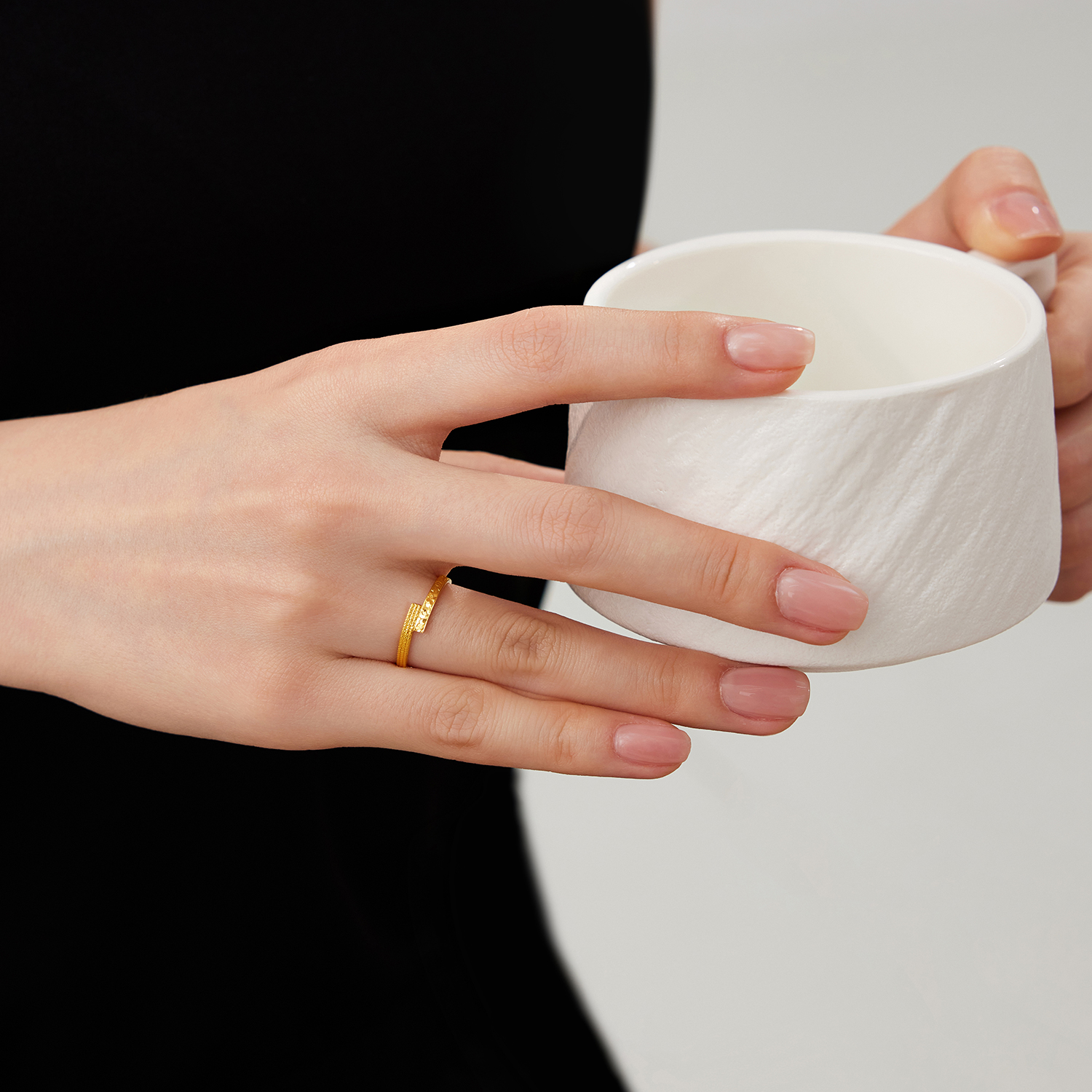 六福珠宝光影金幸福回旋黄金戒指女5G实心戒碎碎冰计价GJG0216DS