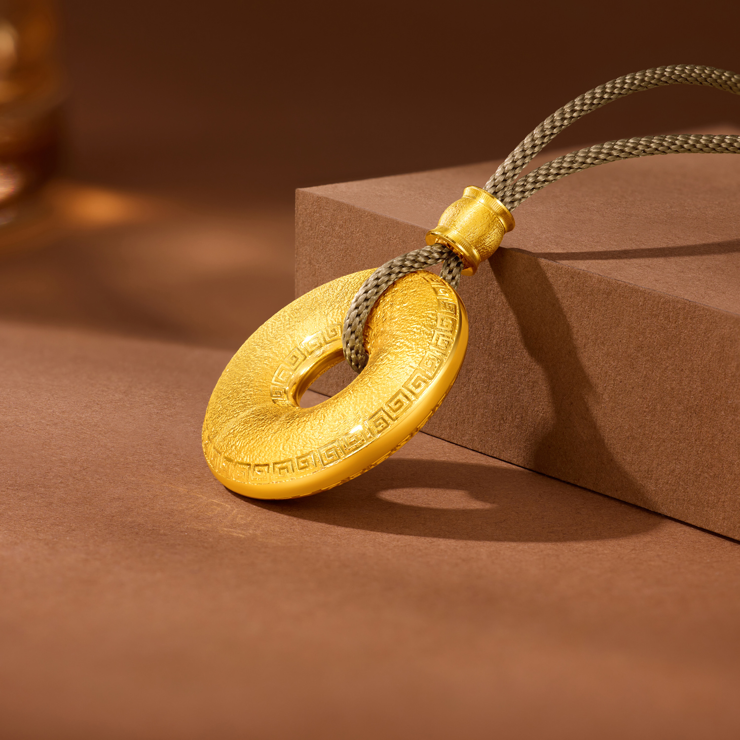 六福珠宝光影金六字真言平安扣黄金项链吊坠戗刻金饰计价036484NA【联系客服补货】【视频看货】