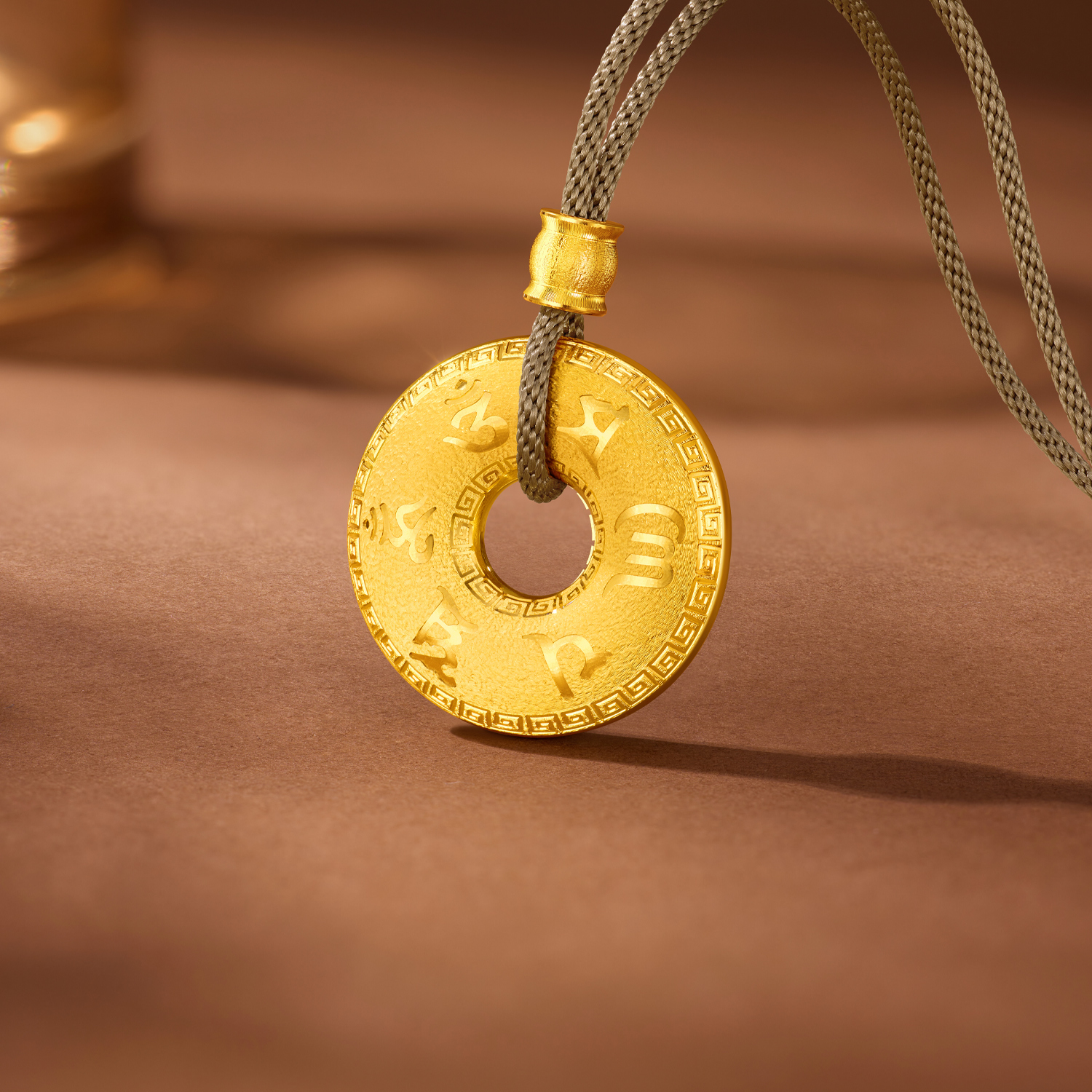 六福珠宝光影金六字真言平安扣黄金项链吊坠戗刻金饰计价036484NA【联系客服补货】【视频看货】