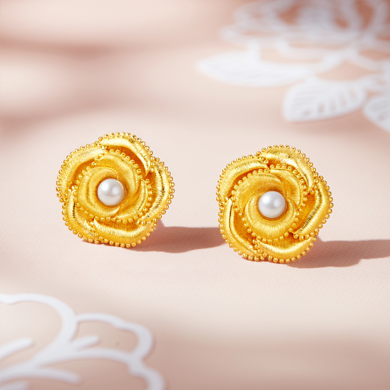 六福珠宝光影金山茶花黄金耳钉耳环手工拉丝珍珠耳饰计价036159ea【1V1直播看货】