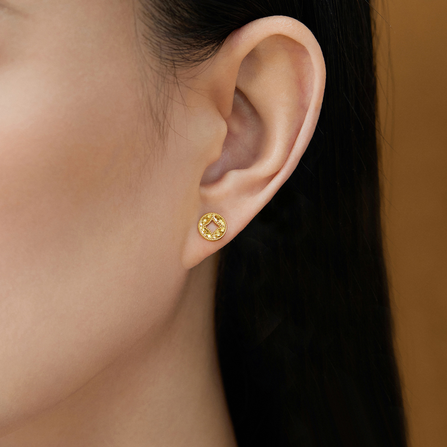 【店庆特惠】六福珠宝爆闪铜钱黄金耳钉耳环女精致蜂巢足金耳饰计价L19G0004DS