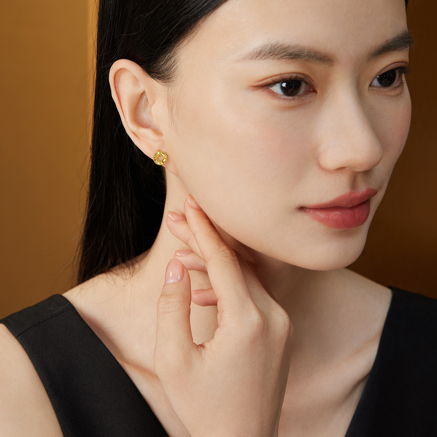 【店庆特惠】六福珠宝爆闪铜钱黄金耳钉耳环女精致蜂巢足金耳饰计价L19G0004DS