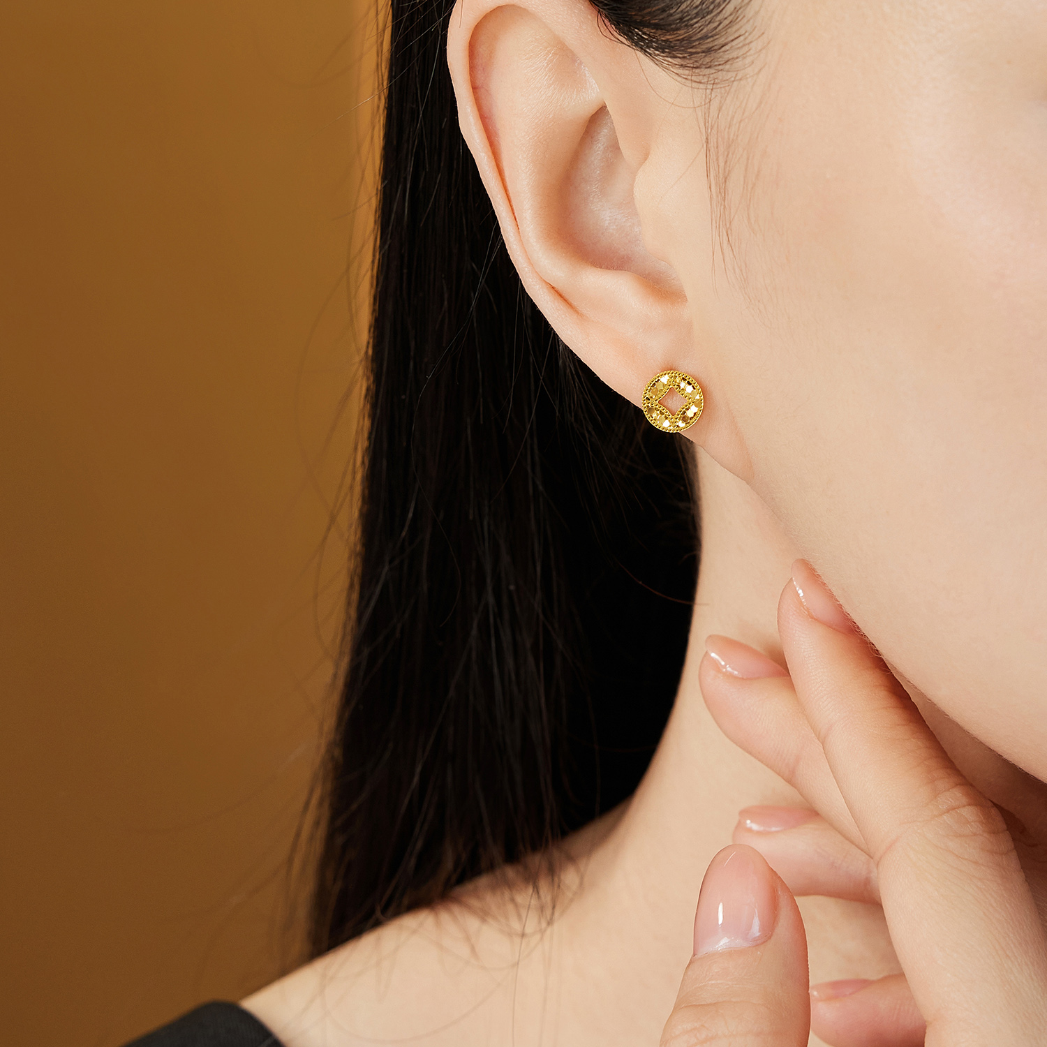 【店庆特惠】六福珠宝爆闪铜钱黄金耳钉耳环女精致蜂巢足金耳饰计价L19G0004DS