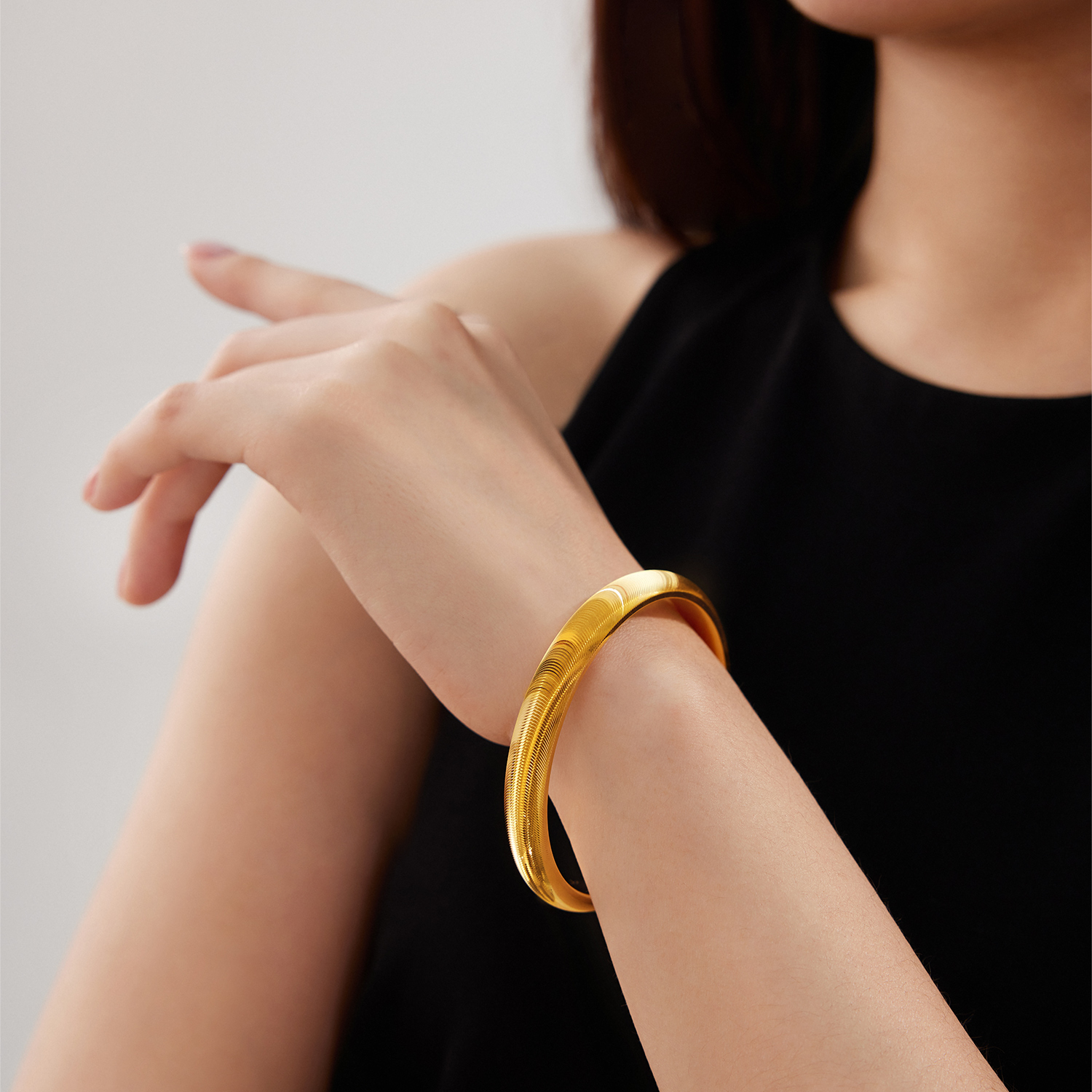 【店庆特惠】六福珠宝泥鳅背猫眼黄金手镯女款宽面素圈足金镯子计价F21G0046DS